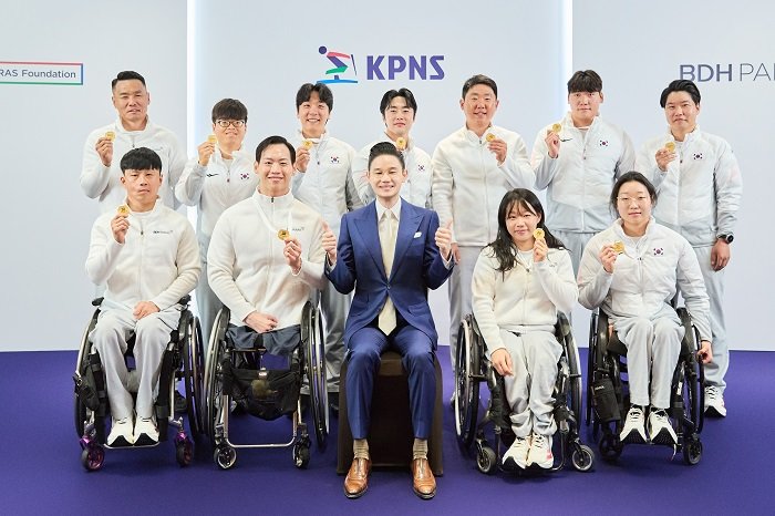 배동현 회장(앞줄 가운데)과 국가대표 선수단이 기념촬영을 하고 있다. 사진=BDH재단