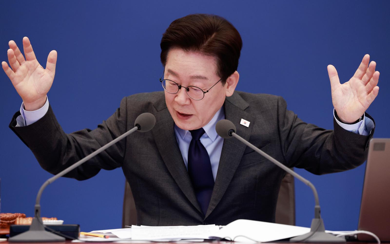 [속보]李대통령 “출퇴근 시간 노인 대중교통 무료 이용 제한 검토”