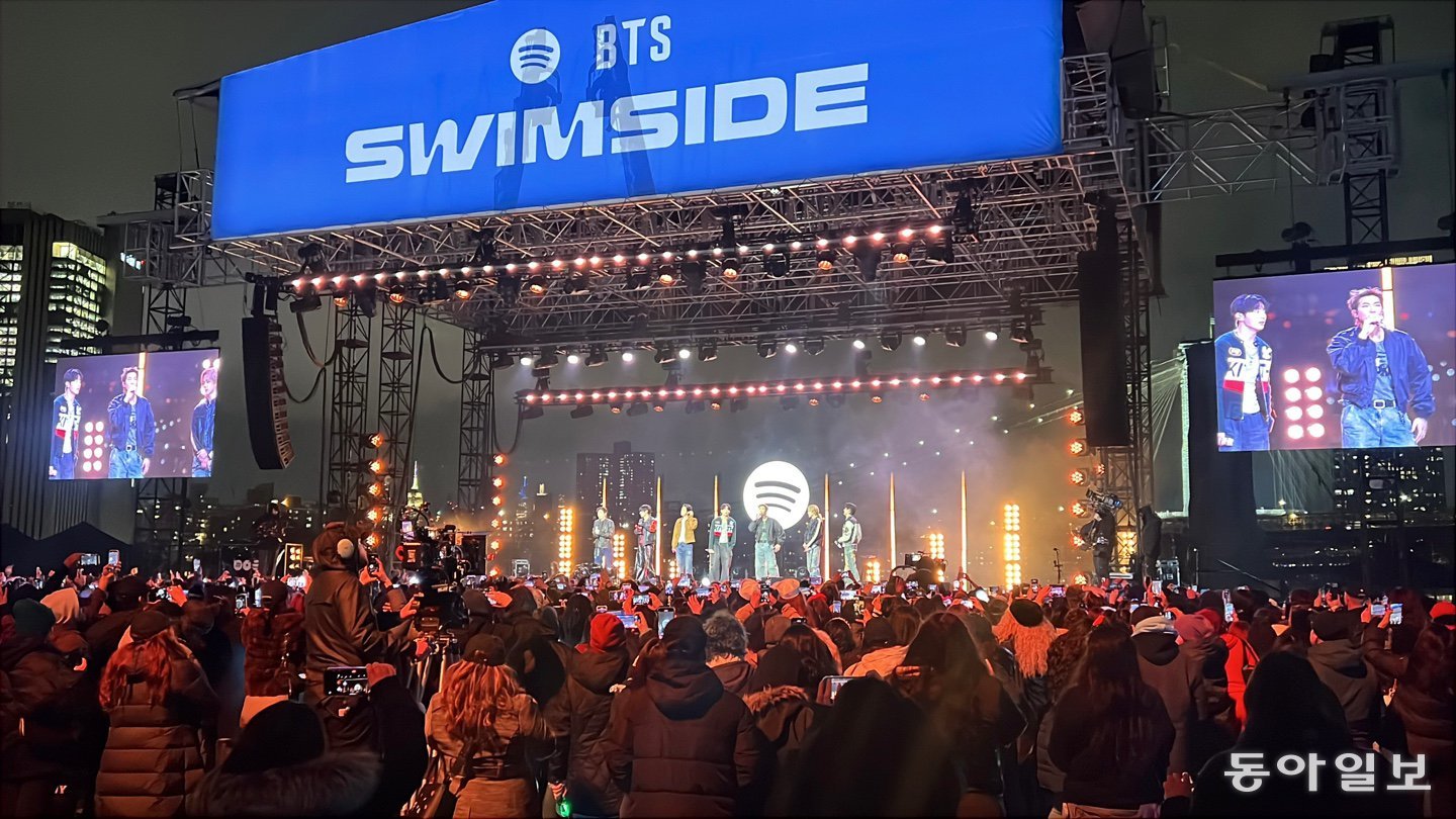 4년 만의 컴백 앨범 ‘아리랑’을 발표한 BTS가 23일(현지 시간) 미국 뉴욕 맨해튼의 ‘피어17’ 공연장에서 1000여 명의 미국 팬들과 만났다. 뉴욕=임우선 특파원