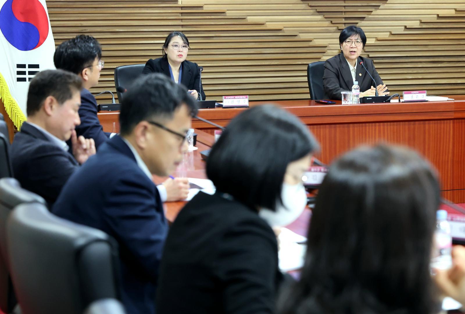 정은경 보건복지부 장관이 20일 울주군청에서 열린 위기가구 발굴·연계 지원을 위한 관계자 회의에서 모두발언을 하고 있다. 뉴스1