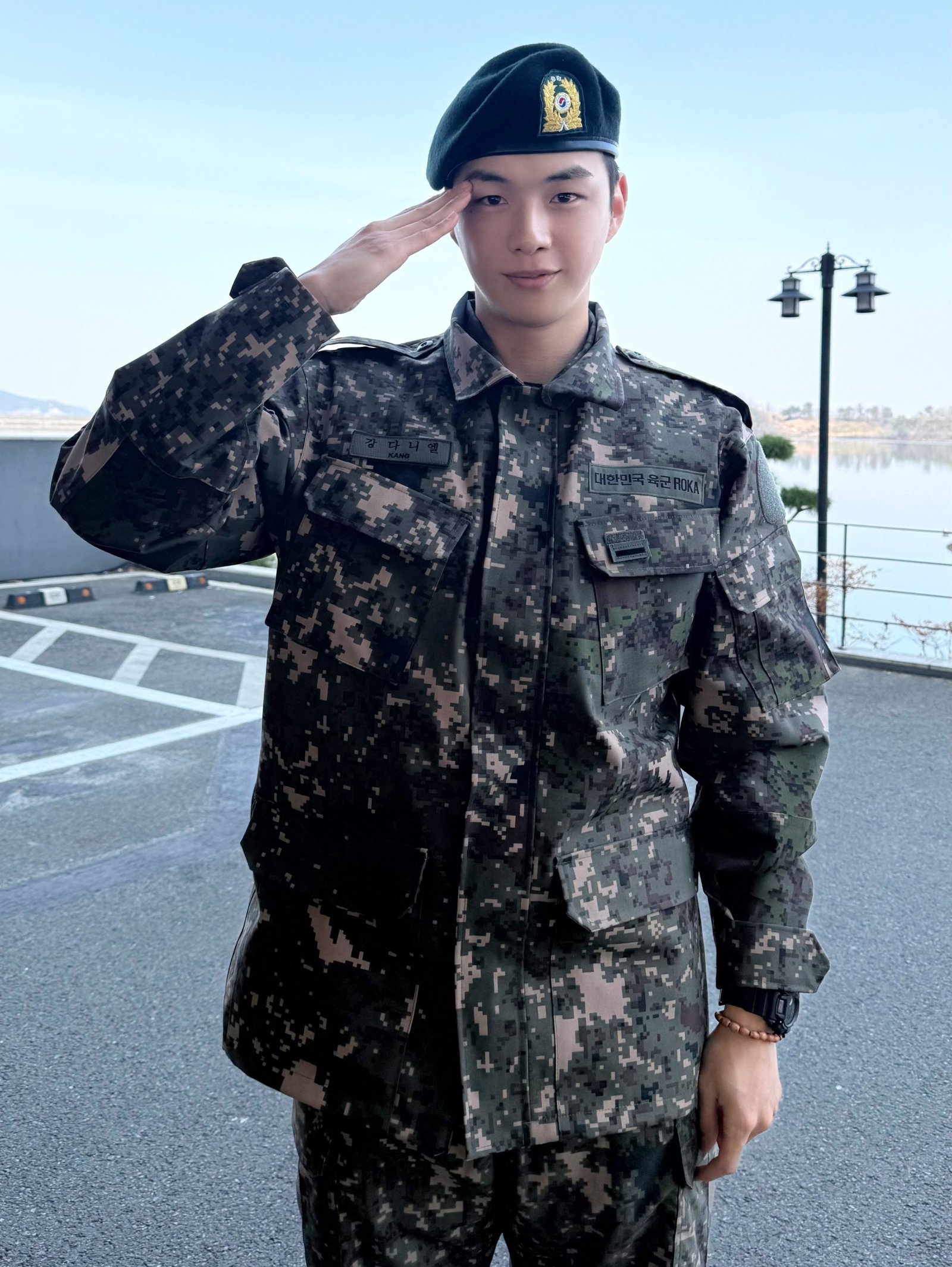 ‘훈련소 수료’ 강다니엘, 군복 입고 늠름한 경례…부드러운 카리스마