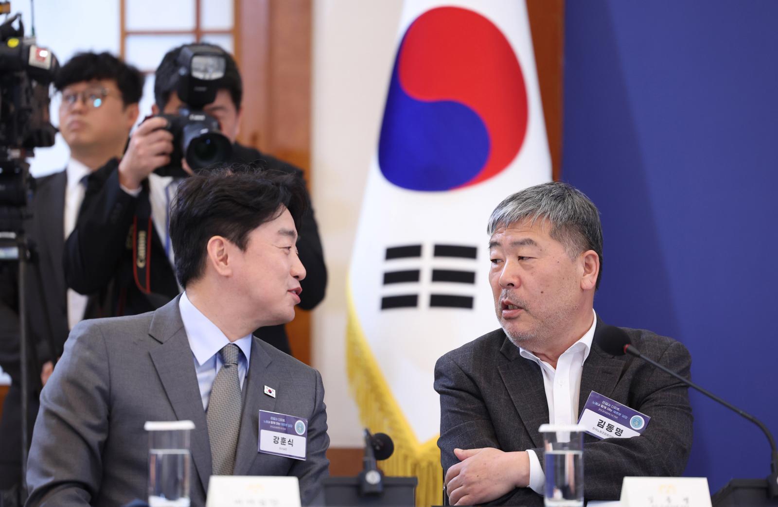 강훈식 대통령 비서실장과 김동명 한국노총 위원장이 24일 청와대에서 열린 한국노총 초청간담회에서 대화하고 있다. 2026.3.24/뉴스1