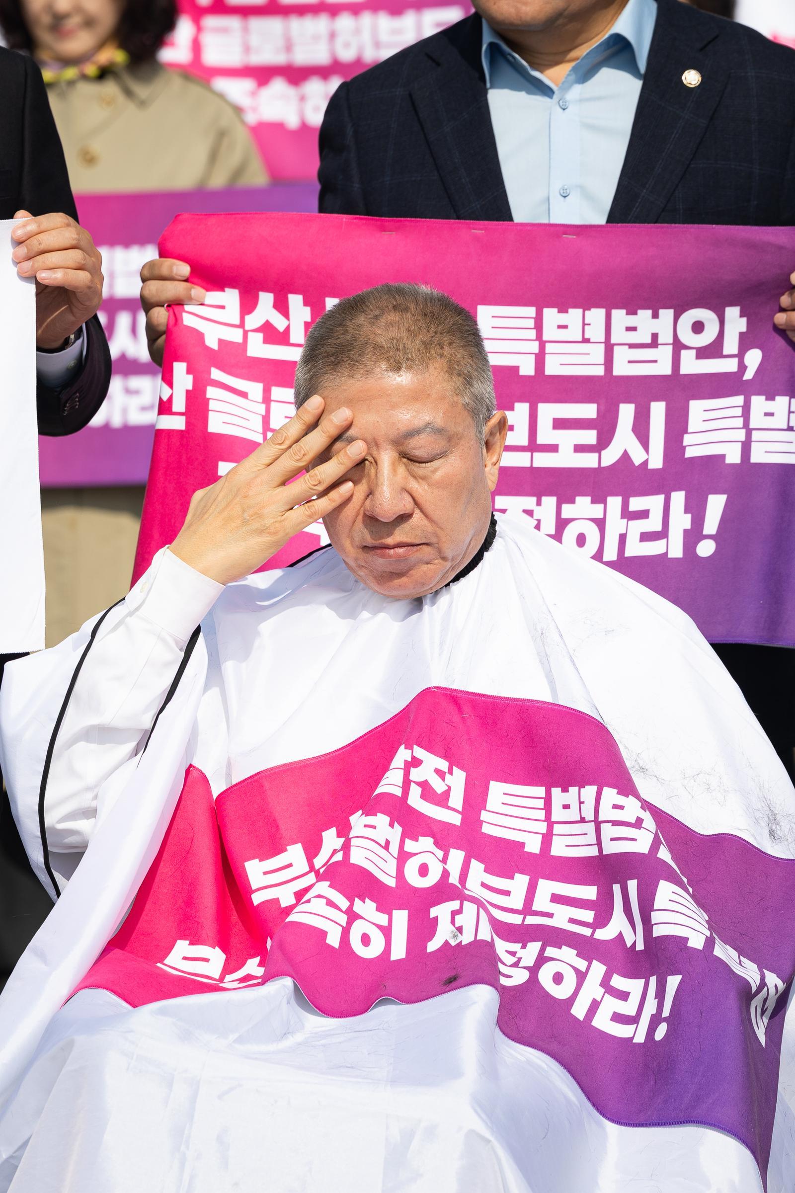 李, 노인 무임승차 출퇴근 시간 제한 검토 지시에…박형준 “노인 짐짝 취급하나”