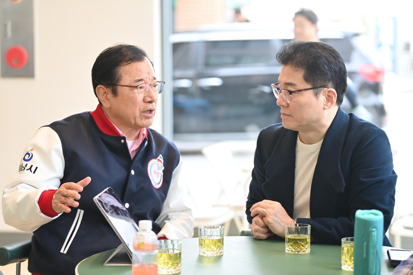 이현재 하남시장(왼쪽)이 24일 오후 5인조 다국적 걸그룹 ‘피프티피프티’ 소속사 어트랙트의 전홍준 대표와 미사아일랜드에 있는 어트랙트 트레이닝 센터 안에서 K-컬처에 대해 대화를 나누고 있다. 하남시 제공