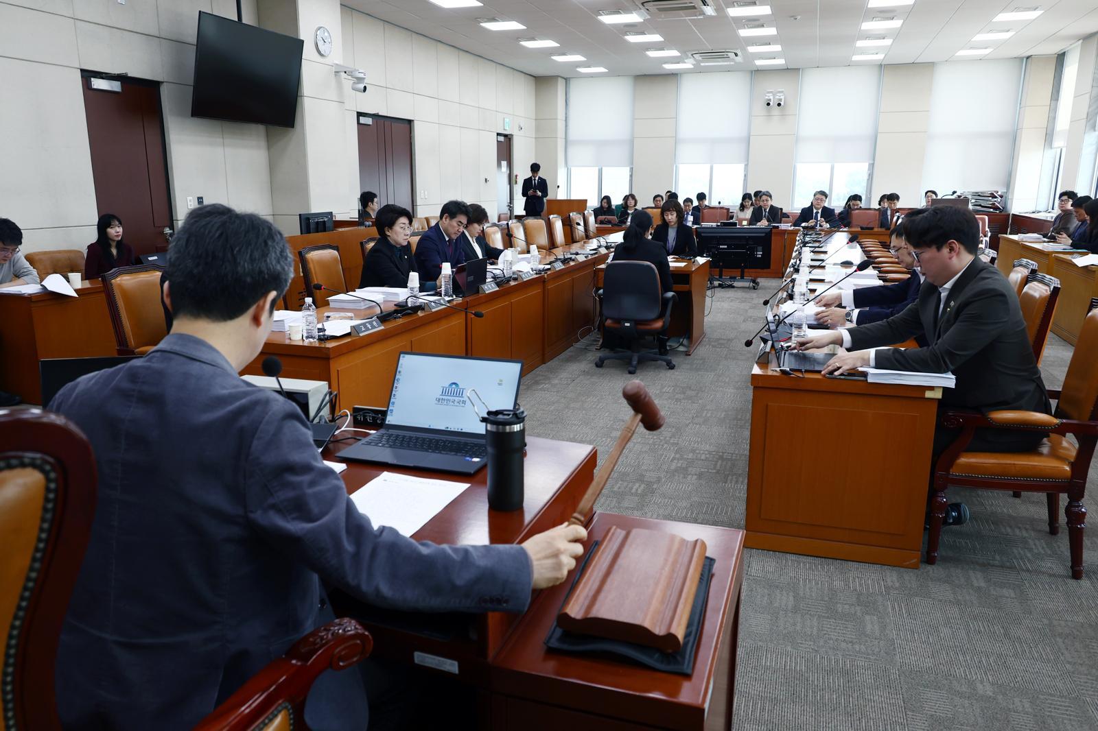 24일 서울 여의도 국회에서 열린 행정안전위원회 법안심사제1소위원회에서 윤건영 위원장이 회의를 주재하고 있다. 2026.03.24 뉴시스