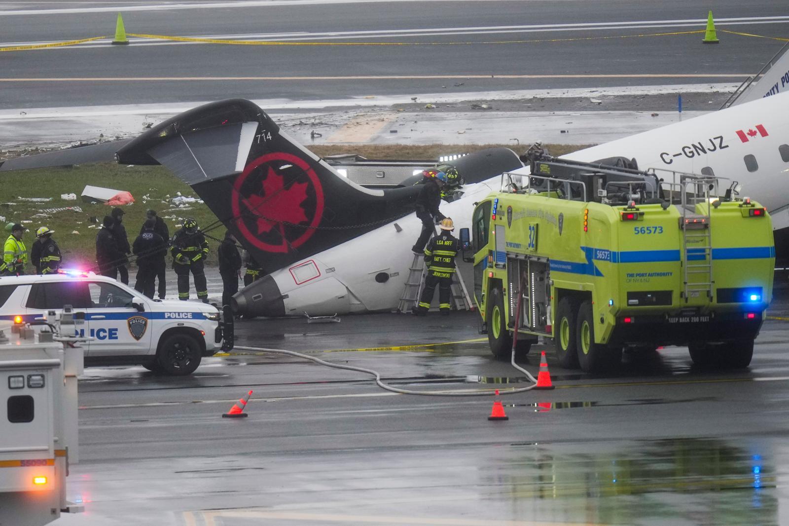 미 연방교통안전위원회(NTSB) 관계자들이 2026년 3월 23일 월요일, 뉴욕 라과디아 공항에서 사고 현장을 조사하고 있다. AP/뉴시스