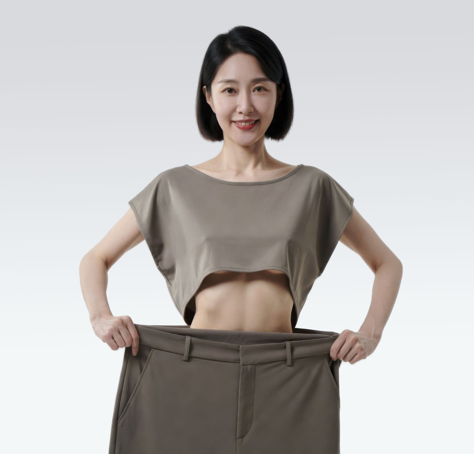 체중 감량 후 헐거워진 바지를 들어 보이는 여성. 연구에 따르면 폐경 이후 여성은 호르몬 치료를 병행할 경우 비만 치료 효과가 더 높아질 수 있다. 게티이미지뱅크