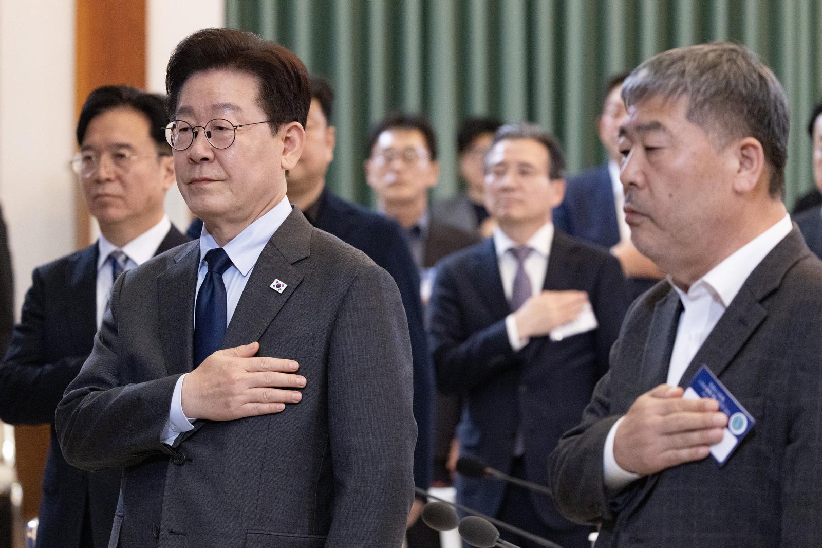 이재명 대통령이 24일 청와대 본관에서 열린 한국노동조합총연맹 초청 간담회에서 국민의례를 하고 있다./2026.3.24. 청와대사진기자단