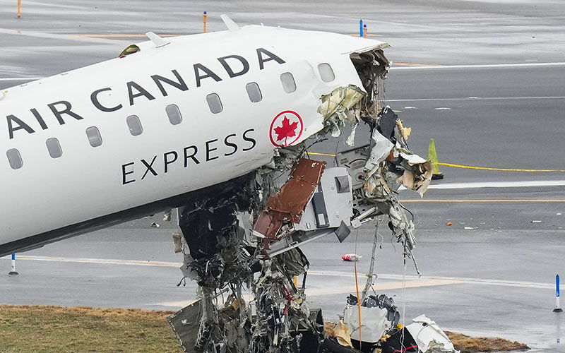 미 연방교통안전위원회(NTSB) 관계자들이 2026년 3월 23일 월요일, 뉴욕 라과디아 공항에서 사고 현장을 조사하고 있다. AP/뉴시스