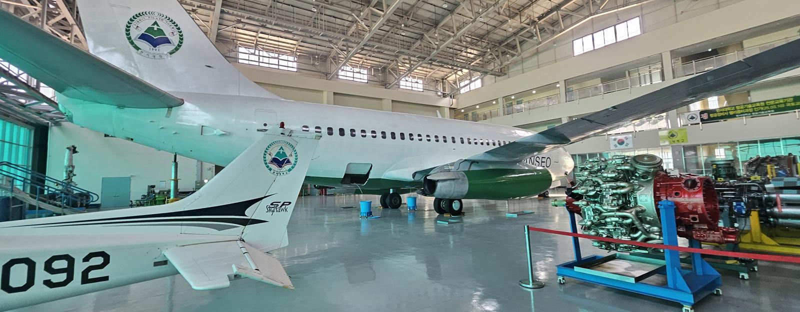 한서대 태안캠퍼스 항공기술교육센터 격납고에서 실무 교육에 활용되고 있는 보잉 737-200 항공기. 한서대 제공