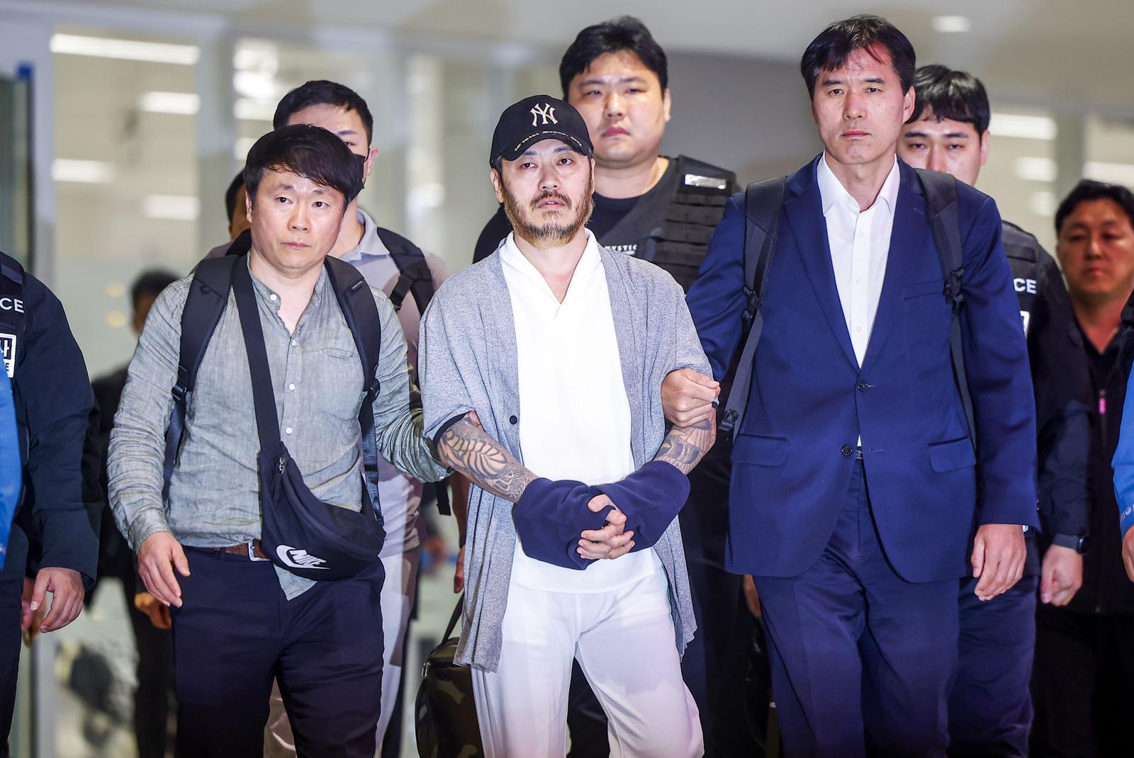 필리핀에서 이른바 ‘전세계’라는 활동명으로 마약을 유통했던 박왕열 씨가 25일 인천국제공항 제2터미널을 통해 송환되고 있다. 뉴시스