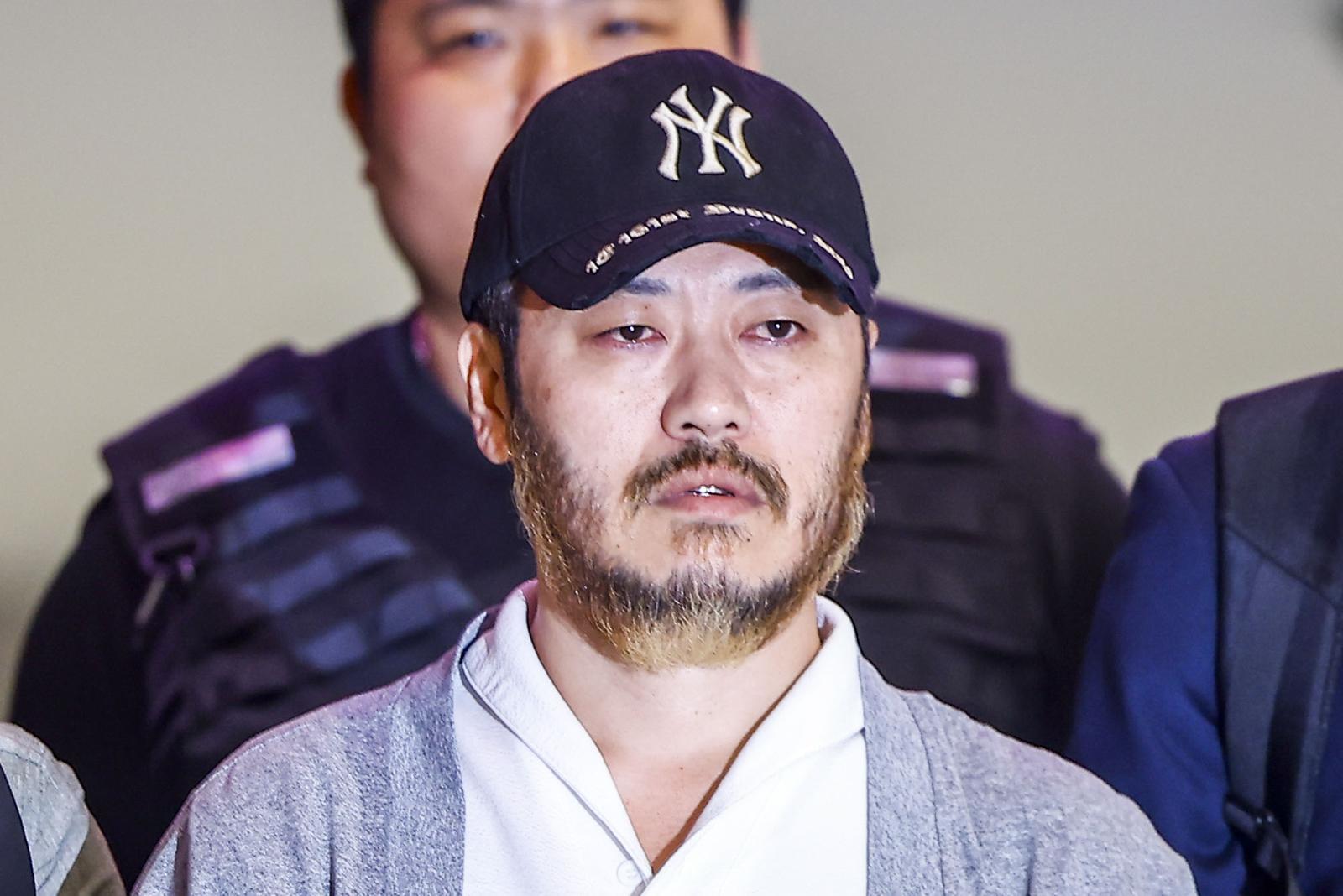 필리핀에서 이른바 ‘전세계’라는 활동명으로 마약을 유통했던 박왕열 씨가 25일 인천국제공항 제2터미널을 통해 송환되고 있다. 뉴시스