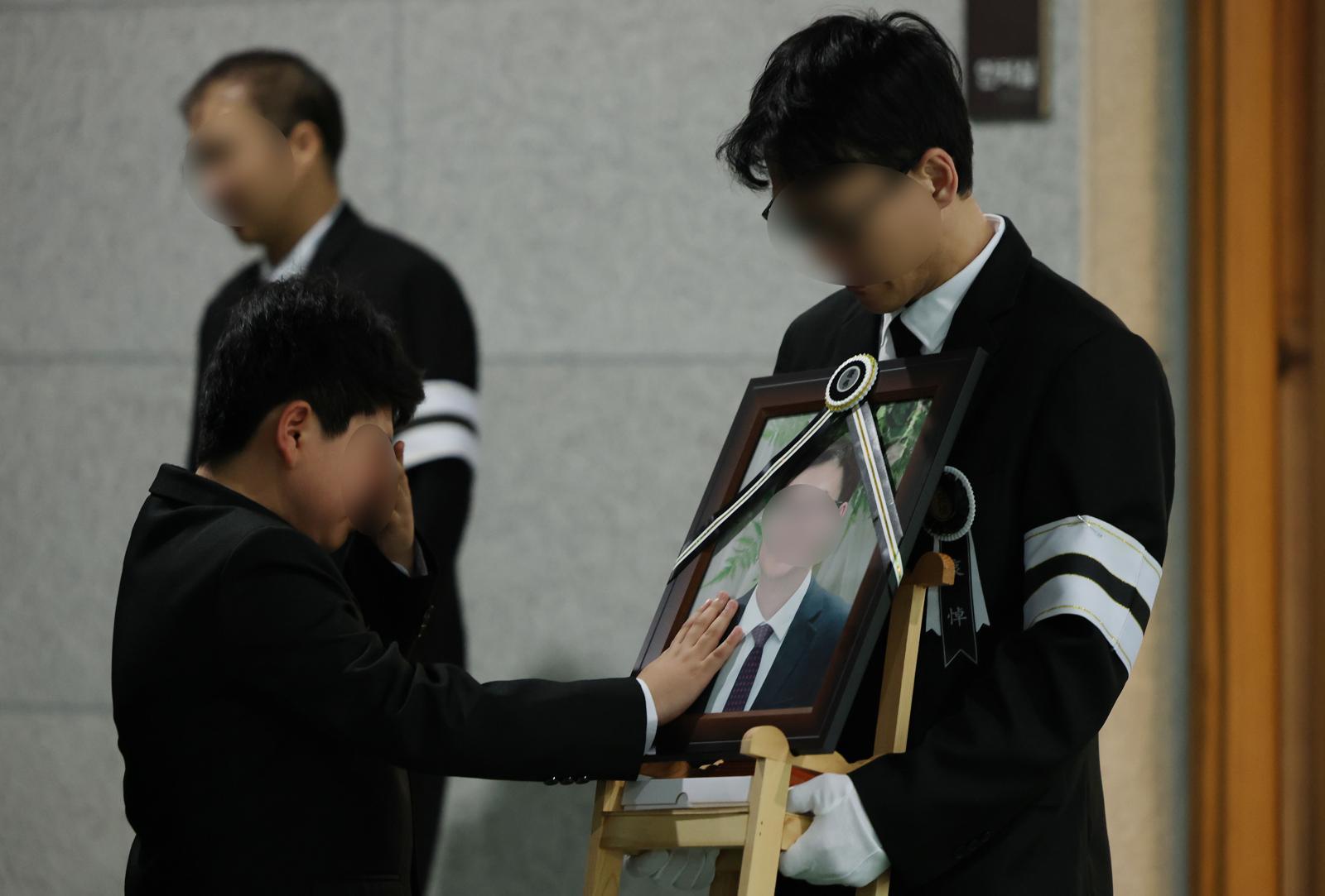 “아빠 나 여기 있어” 어린 아들도 통곡…안전공업 희생자 첫 발인