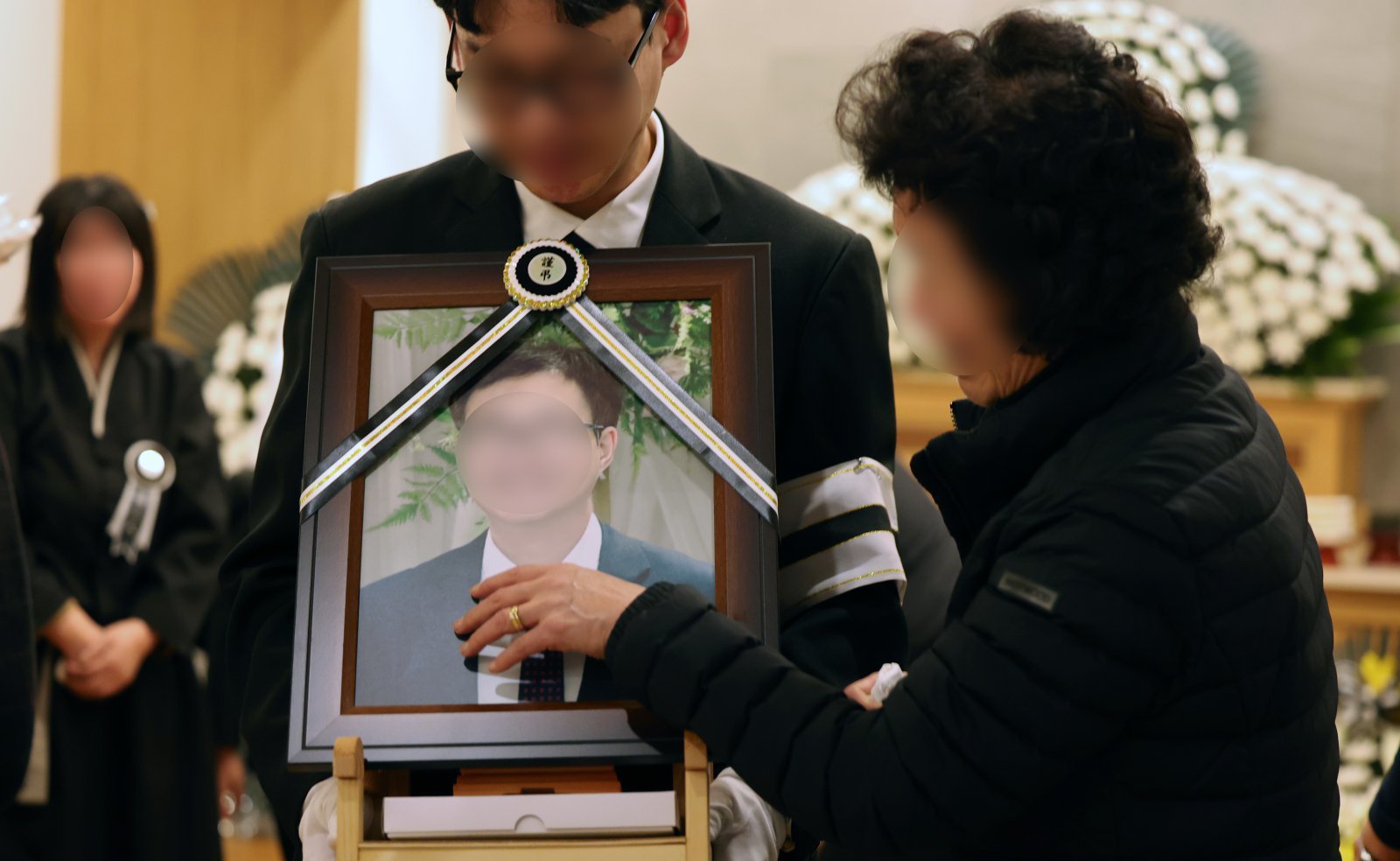 25일 대전 충남대병원 장례식장에서 공장 화재로 74명의 사상자가 발생한 안전공업 희생자 최 모씨의 발인에서 유가족이 슬퍼하고 있다. 2026.3.25 ⓒ 뉴스1
