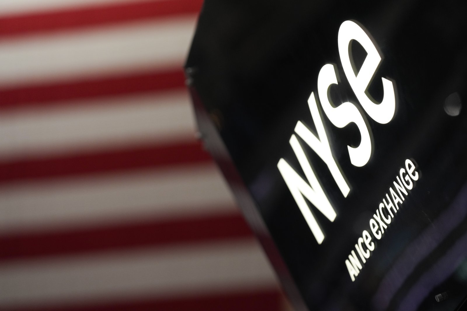 미국 뉴욕에 있는 뉴욕증권거래소(NYSE) 바닥에 NYSE 표지판이 보이고 있다. 2026.03.24 뉴욕=AP/뉴시스