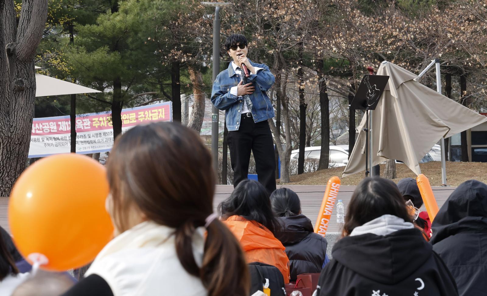 SNS 발언 논란과 전 매니저의 폭로로 논란을 이어가고 있는 신화 멤버 겸 배우 김동완이 24일 오후 서울 강동구 일자산 도시자연공원에서 신화 데뷔 28주년을 맞아 버스킹 공연을 하고 있다.   2026.03.24 뉴시스