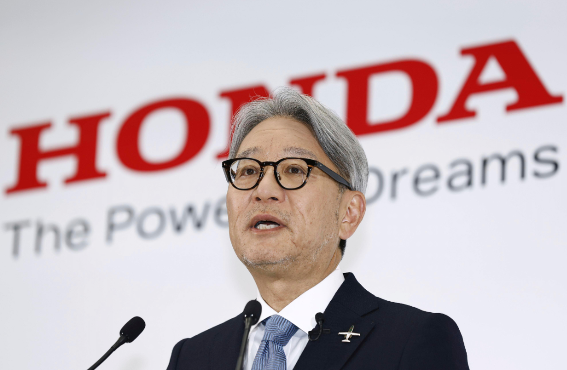 혼다의 미베 토시히로 사장. 2021년 취임 이후 혼다의 급진적인 전기차 전환 계획을 발표하며 전기차에 올인했지만, 2026년 3월 12일 신형 전기차 출시 중단을 선언했다. 그는 이에 책임지고 석 달 동안 연봉 30%를 자진 반납한다고도 밝혔다. AP 뉴시스