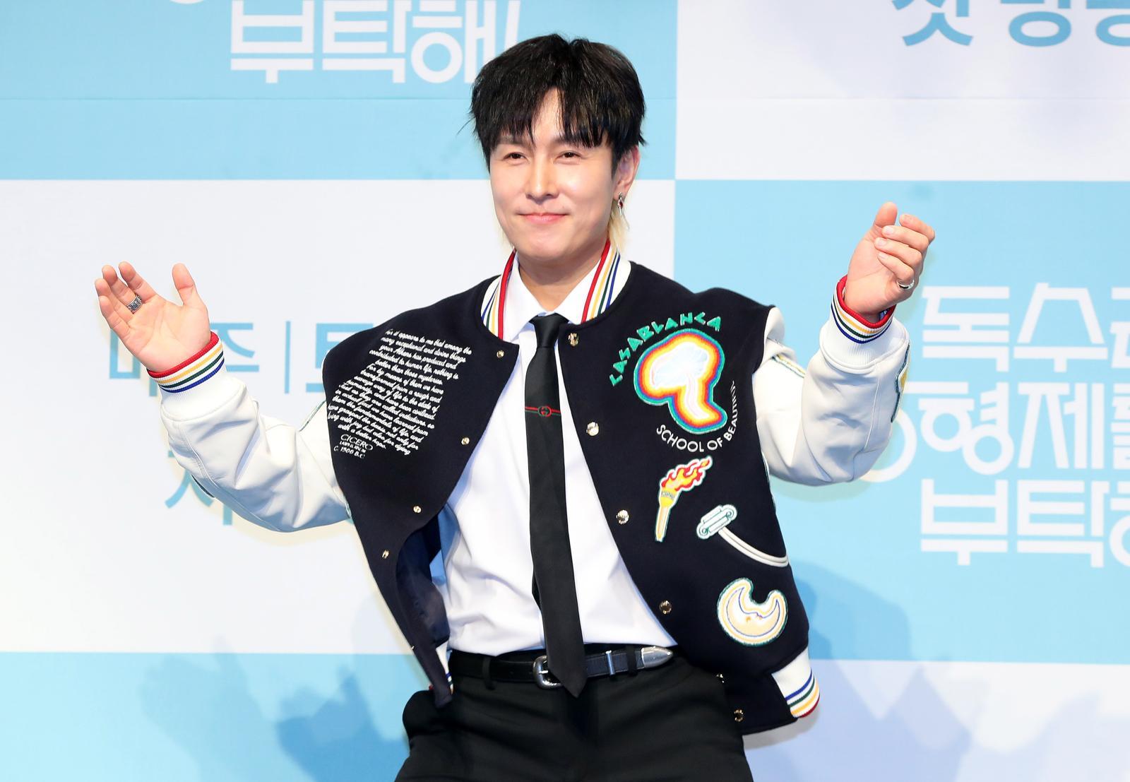 “앞으로도 시끄러울 것”이라던 김동완, 결국 SNS 논란 사과