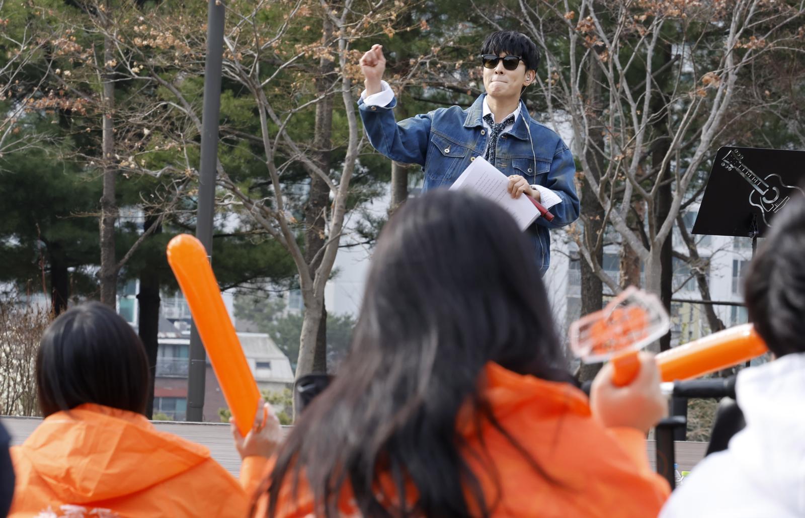 배우 김동완이 24일 오후 서울 강동구 일자산 도시자연공원에서 신화 데뷔 28주년을 맞아 버스킹 공연을 하고 있다. 뉴시스