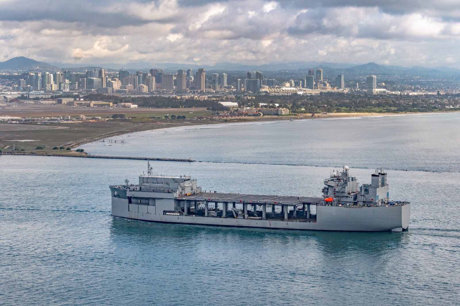미 해군 원정해상기지함 USS 존 L. 캔리(ESB-6)가 2024년 2월 9일 미국 캘리포니아주 샌디에이고 항에 입항하고 있다. 출처=위키미디어 커먼스