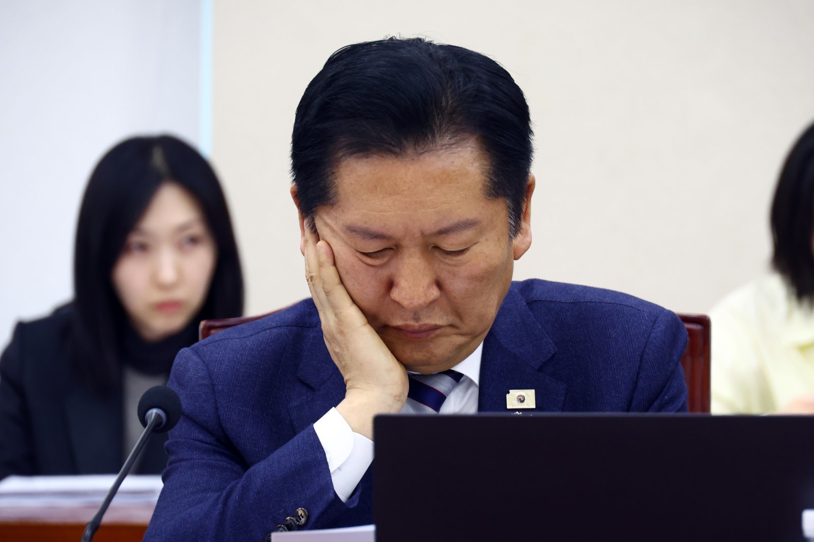 정청래 더불어민주당 대표가 24일 서울 여의도 국회에서 열린 국방위원회 전체회의에서 자료를 읽고 있다. 2026.03.24. [서울=뉴시스]