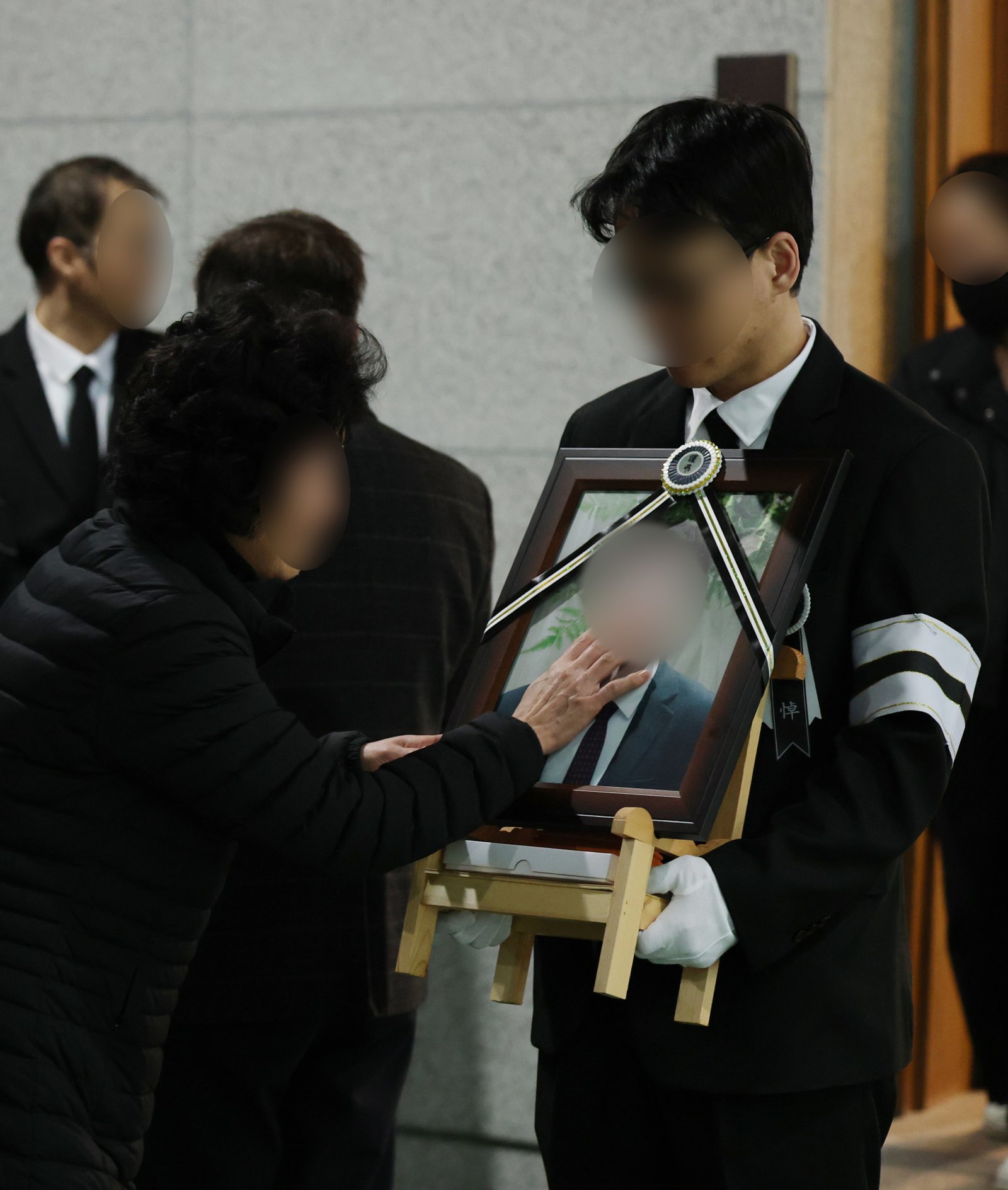 25일 대전 충남대병원 장례식장에서 공장 화재로 74명의 사상자가 발생한 안전공업 희생자 최 모씨의 발인에서 유가족이 슬퍼하고 있다. 2026.3.25 ⓒ 뉴스1