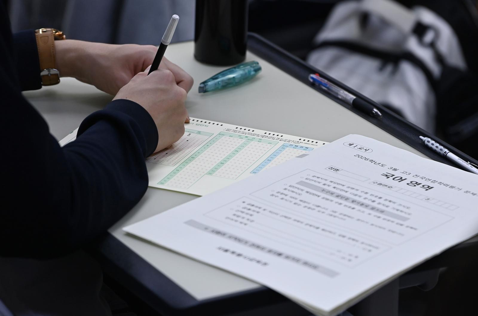 작년 고3 73.2% 수능서 성적 떨어져…3월 학력평가 대비 7.49%P 하락