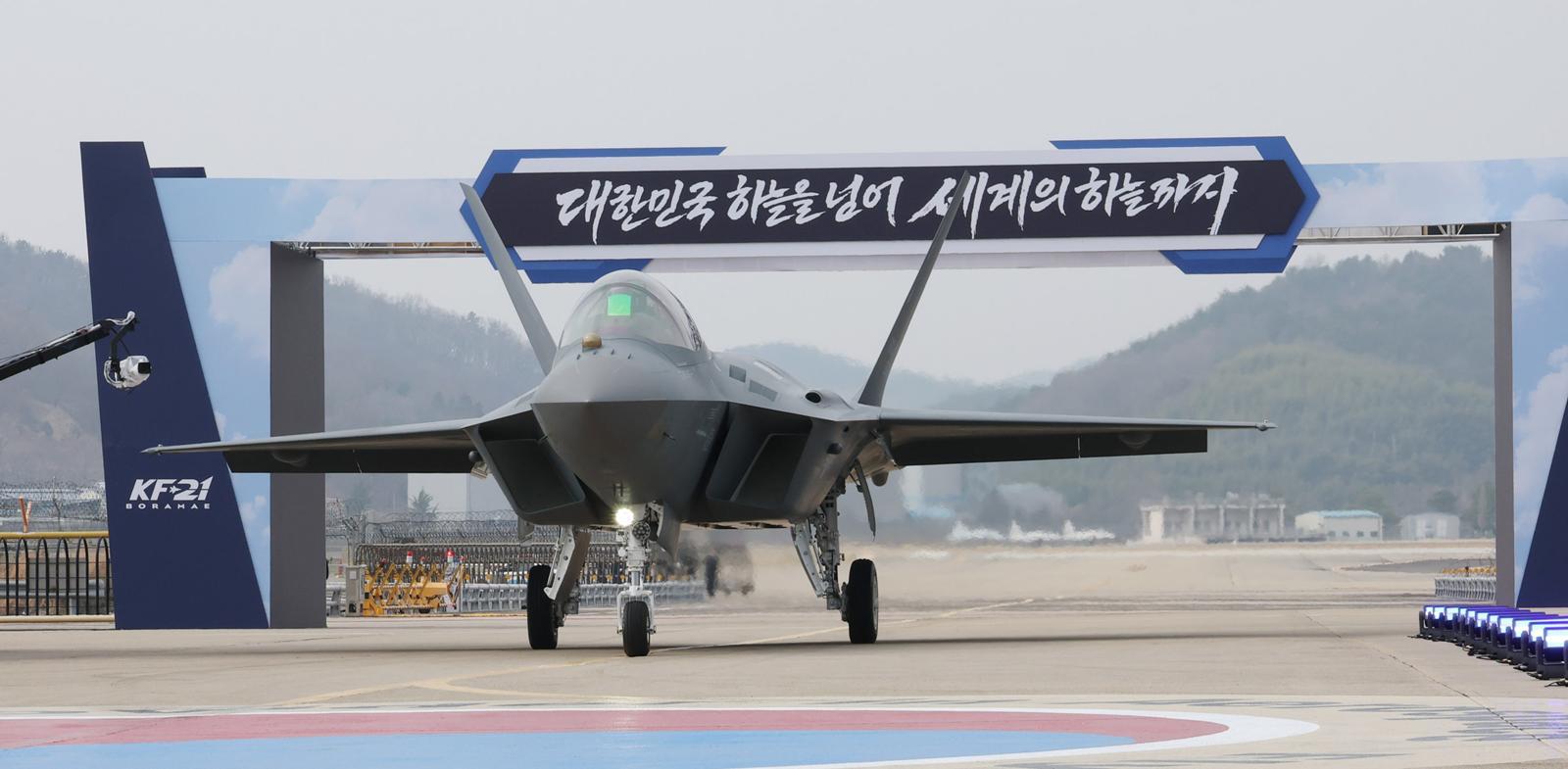 25일 경남 사천시 한국항공우주산업에서 KF-21 양산 1호기가 공개되고 있다. 사천=청와대사진기자단