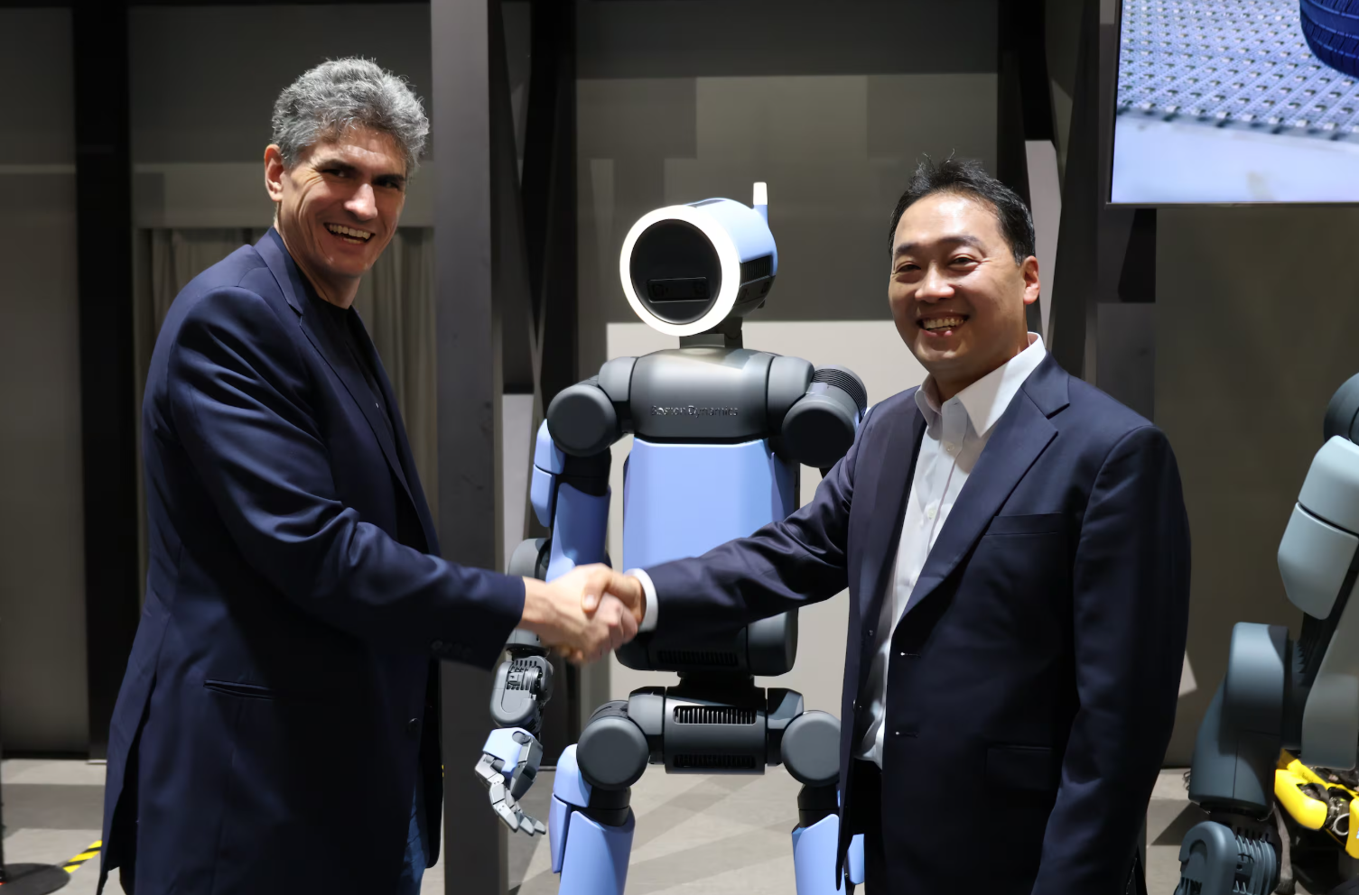 현대모비스 로보틱스사업추진실 오세욱(오른쪽) 상무와 보스턴 다이나믹스의 잭 재코우스키 아틀라스 개발 총괄이 7일 미국 라스베이거스에서 열린 CES 2026 현대모비스 부스에서 액추에이터 공급 논의를 마치고 악수하고 있다.