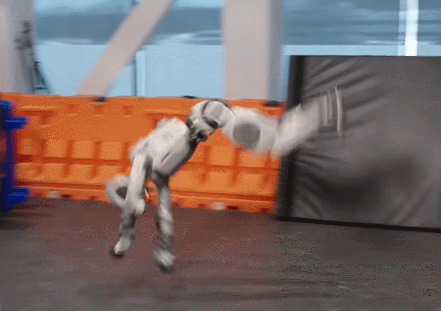 보스턴 다이내믹스는 지난달 유튜브를 통해 아틀라스가 체조 선수처럼 옆돌기와 뛰어 뒤돌기(백텀블링)를 연달아 성공시키는 모습을 공개했다.