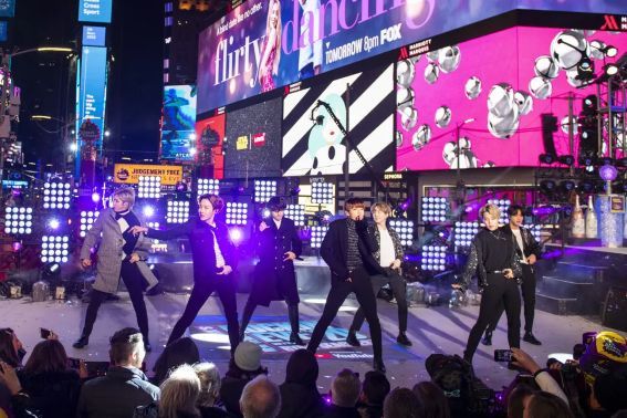 방탄소년단이 2019년 12월 31일 밤(현지시간) 뉴욕 타임스퀘어에서 공연을 펼치고 있다 / 출처=연합뉴스
