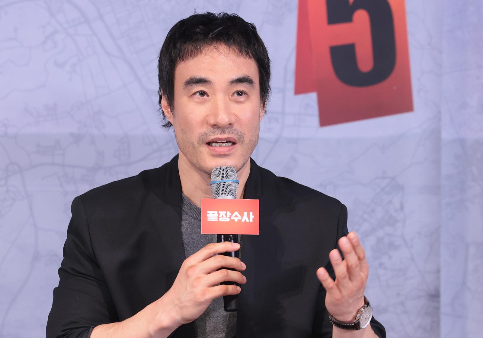 배우 배성우가 25일 오후 서울 용산구 CGV용산아이파크몰에서 열린 영화 ‘끝장수사’(감독 박철환) 언론배급시사회 및 기자간담회에서 취재진 질문에 답하고 있다. ‘끝장수사’는 촌구석으로 좌천된 형사 재혁(배성우 분)이 살인 사건의 진범을 잡기 위해 신입 형사 중호(정가람 분)와 서울로 끝장수사를 떠나면서 벌어지는 이야기를 담은 범죄 수사극이다. 2026.3.25 ⓒ뉴스1