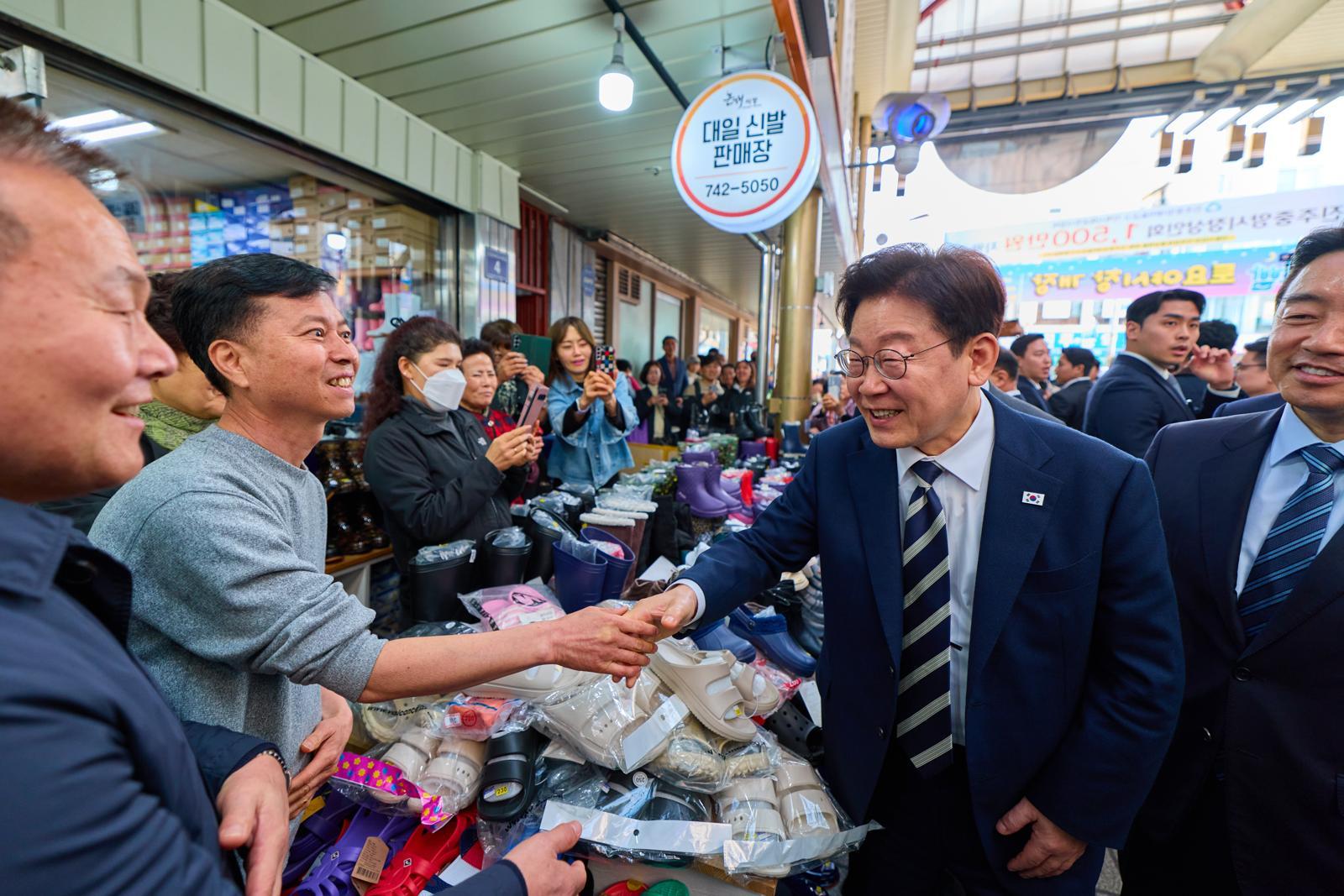 진주 시장 방문한 李대통령 “나는 멀쩡, 국민이 건강해야”
