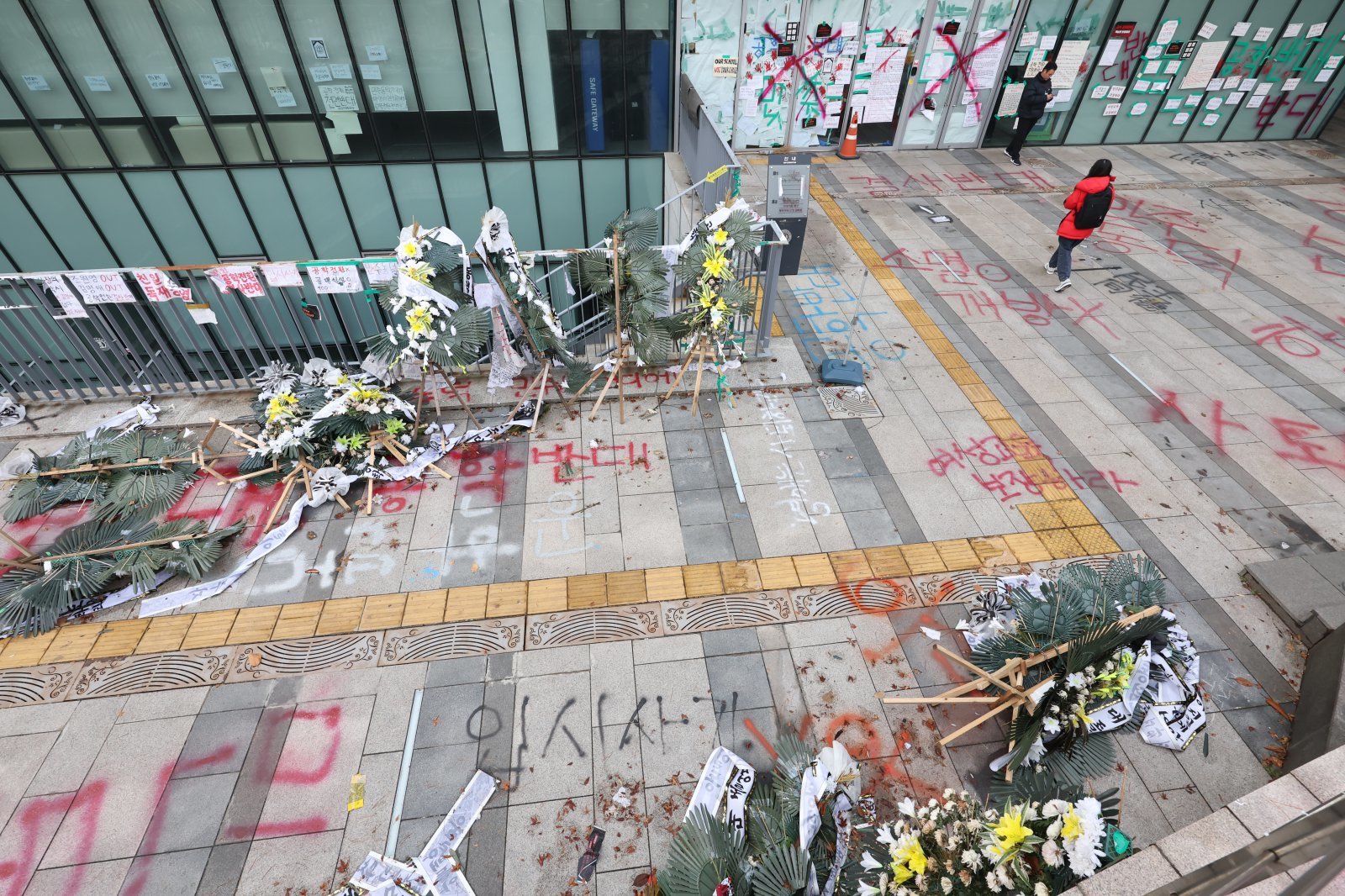 ‘래커칠 시위’ 동덕여대 11명 불구속 기소…학생측 반발