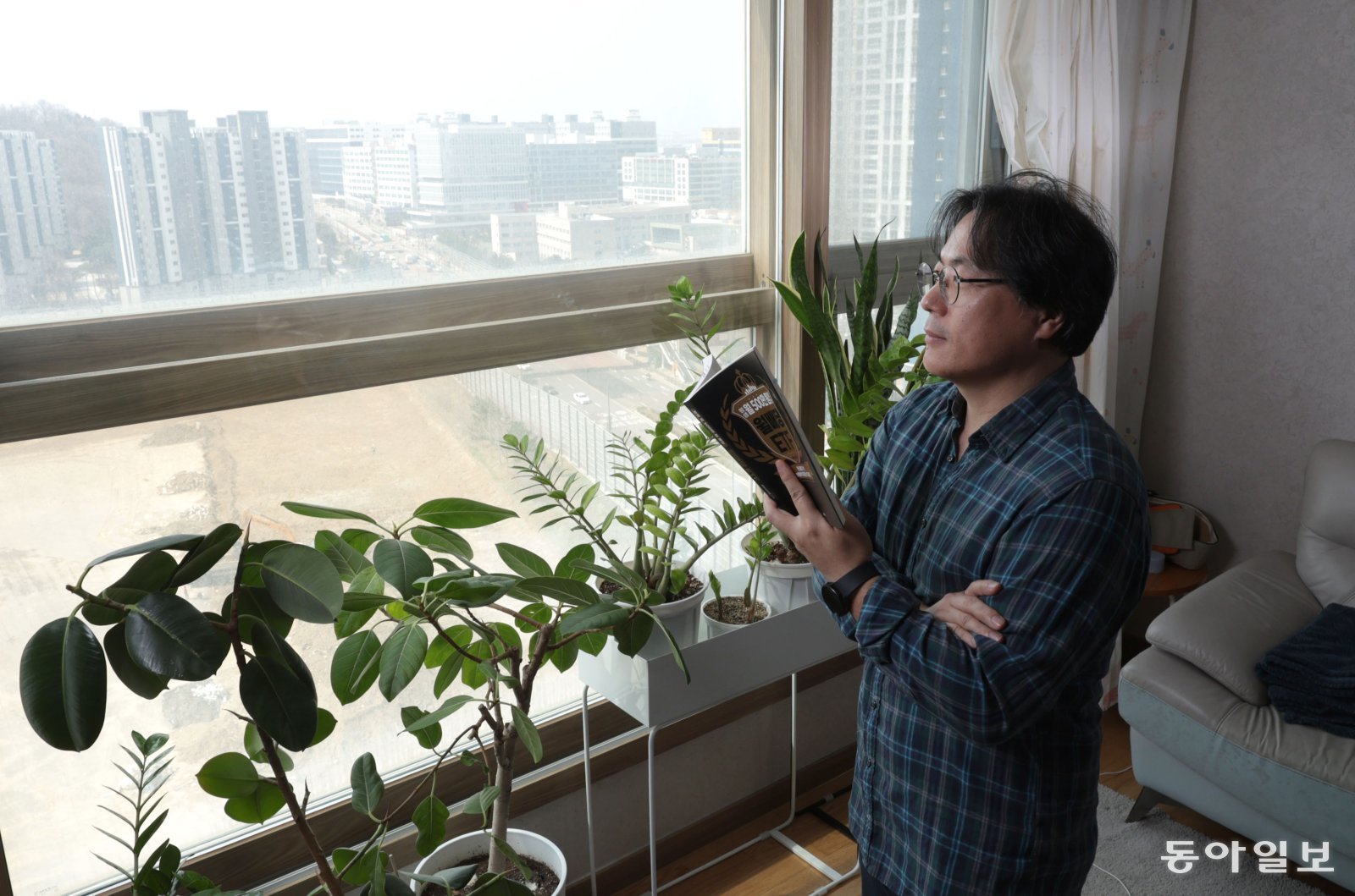 50세에 조기 은퇴 후 배당주와 ‘북스타그램’ 소득으로 생활하는 이상민 씨가 20일 경기 시흥시 자신의 집에서 책을 읽으며 리뷰 구상을 하고 있다. 변영욱 기자 cut@donga.com