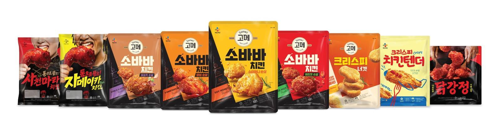 CJ제일제당의 치킨 제품은 전문점 수준의 맛을 비교적 합리적인 가격으로 집에서 손쉽게 즐길 수 있다. CJ제일제당 제공