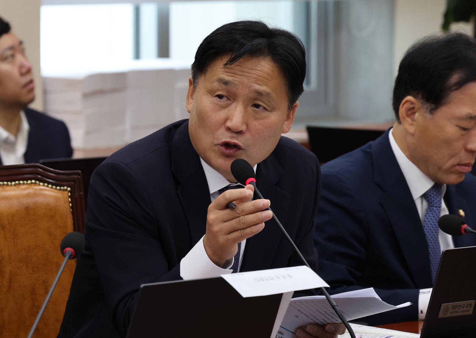 與, 지선앞 계파 갈등… 친명 김영진 “유시민 ABC론 부적절”