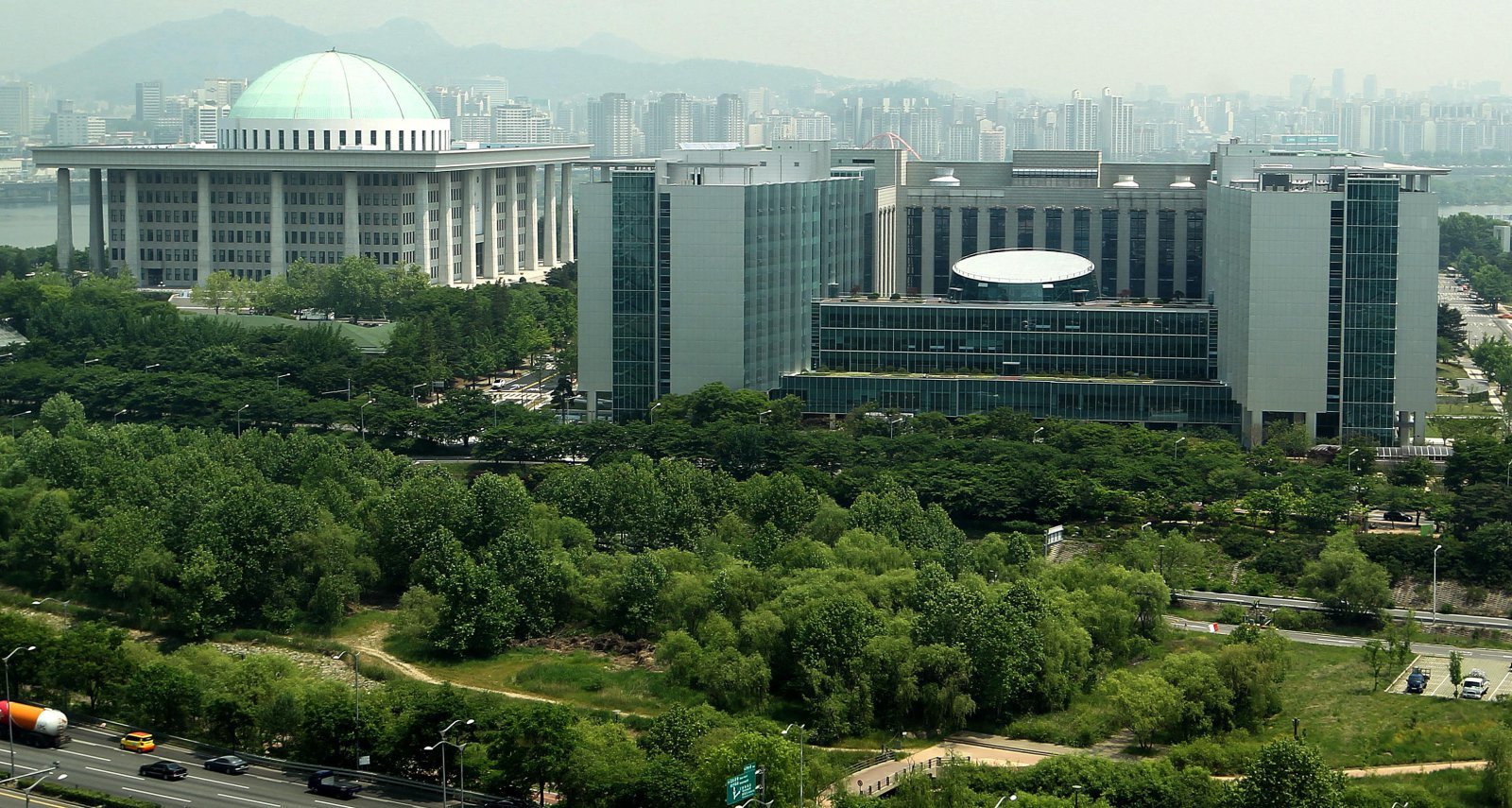 국회 제2의원회관이 지난 22일 준공됐다. 제2의원회관 건립비용은 1,881억 9,600만원이며 공사비 단가는 1㎡당 153만원이다. 사진은 23일 오후 서울 영등포구에서 바라본 제2의원회관. 뉴시스