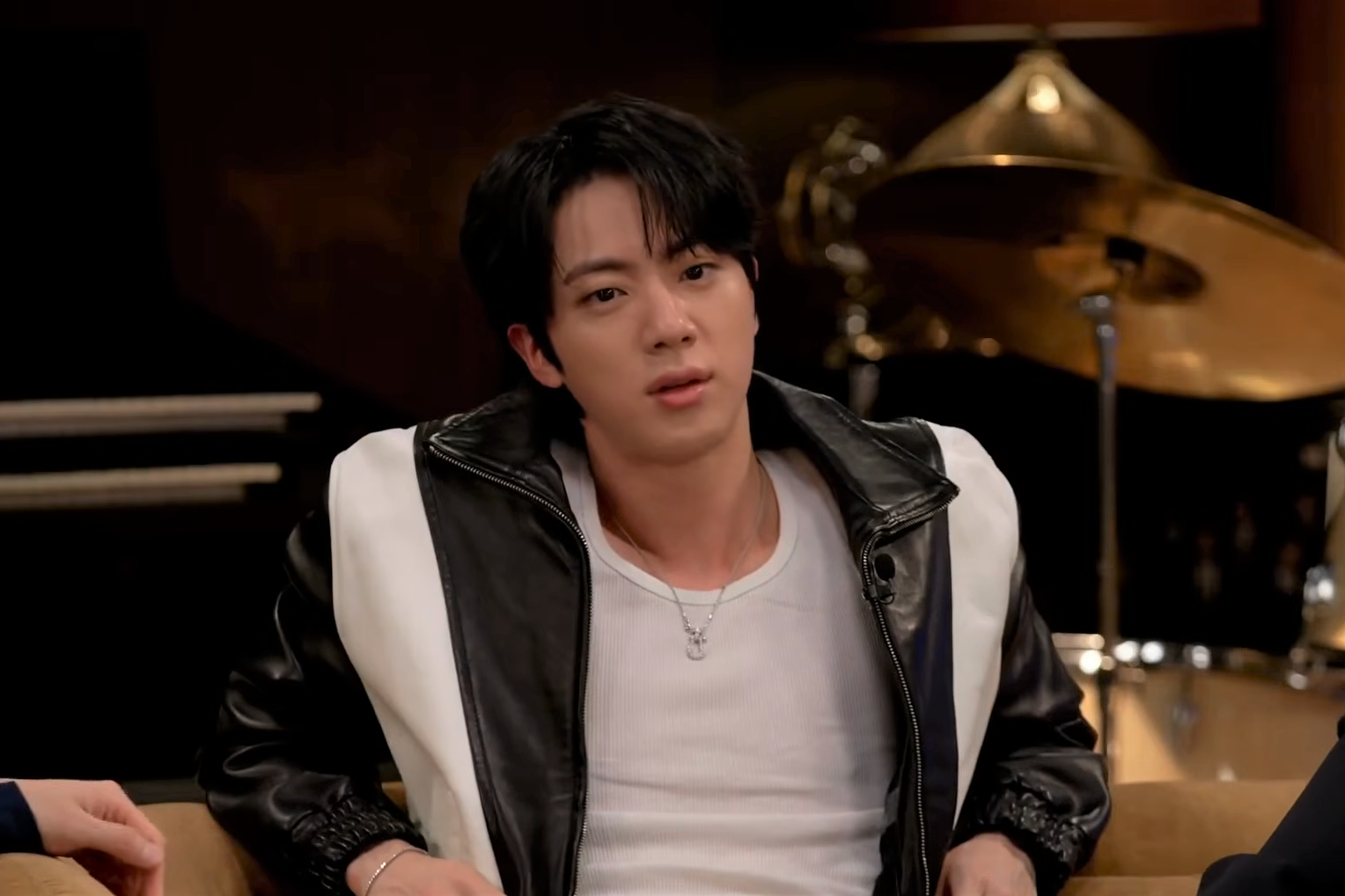 BTS 진, 새 앨범 크레딧 제외에 팬들 “납득 안돼”