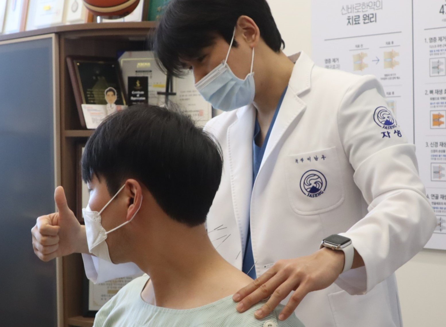 의료진이 급성 목 통증 환자에게 동작침법을 시행하고 있다.