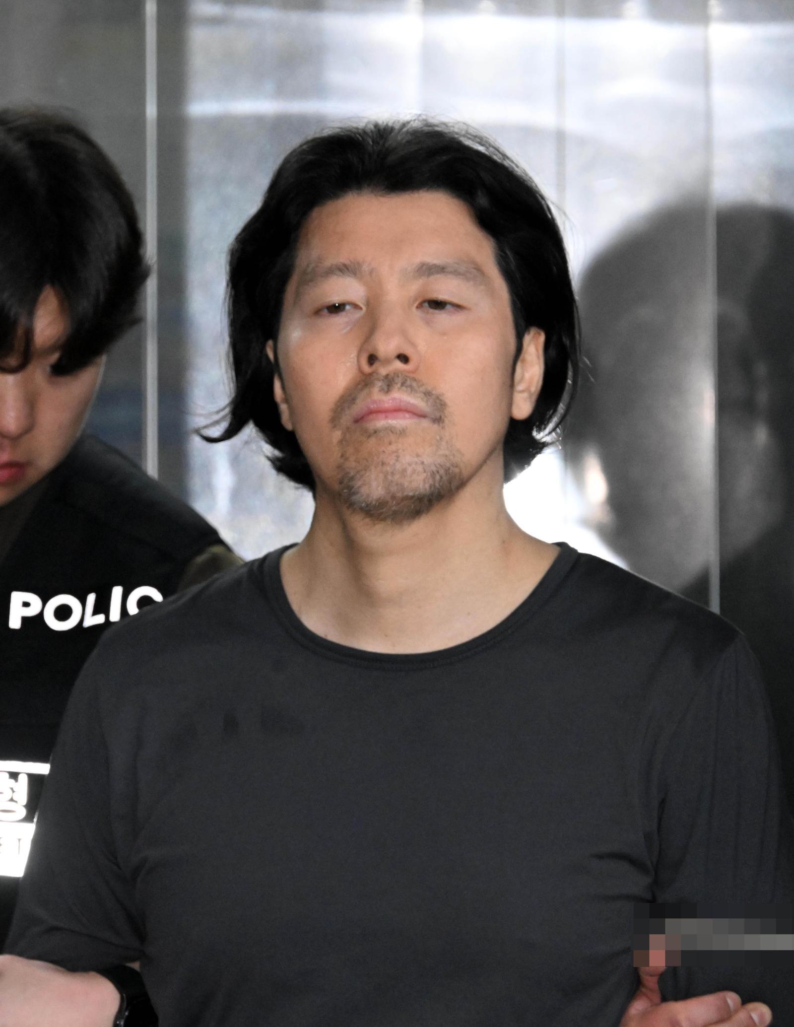 항공사 기장을 살해한 혐의로 구속된 김동환(49)이 검찰에 송치되기 위해 26일 오전 부산 부산진경찰서에서 호송차량으로 이동하고 있다. 뉴시스