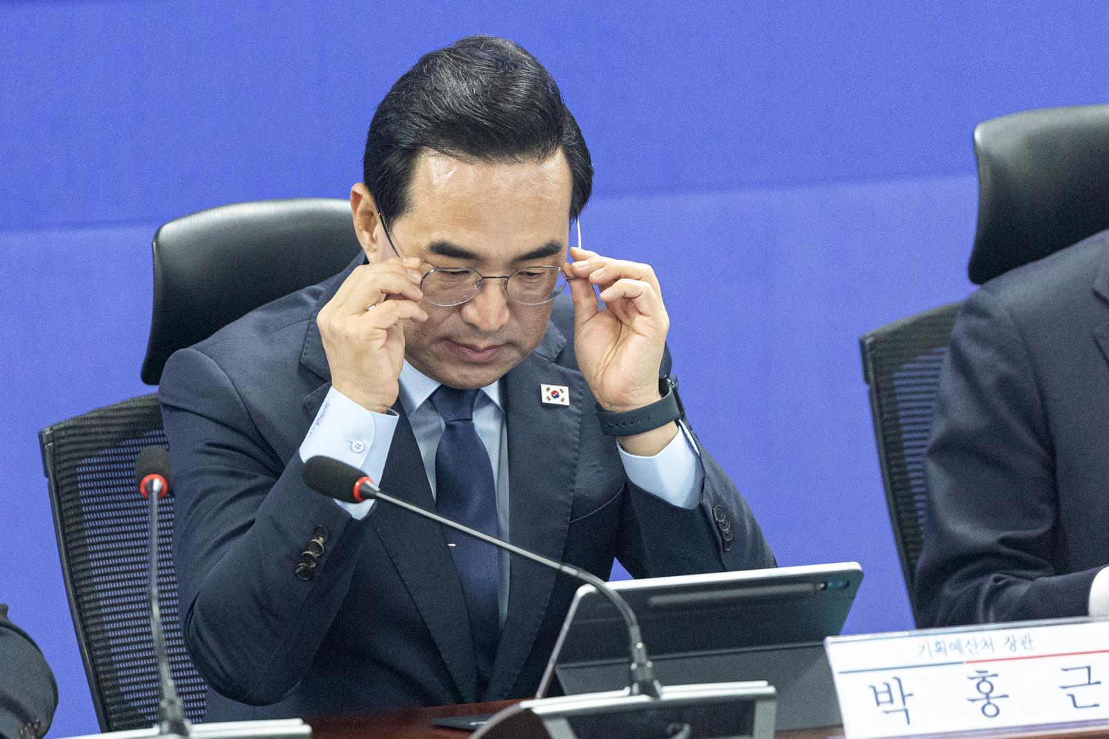 박홍근 기획예산처 장관이 26일 서울 여의도 국회 의원회관에서 열린 2026년 추가경정예산안 당정협의회에서 안경을 고쳐쓰고 있다. 2026.3.26/뉴스1
