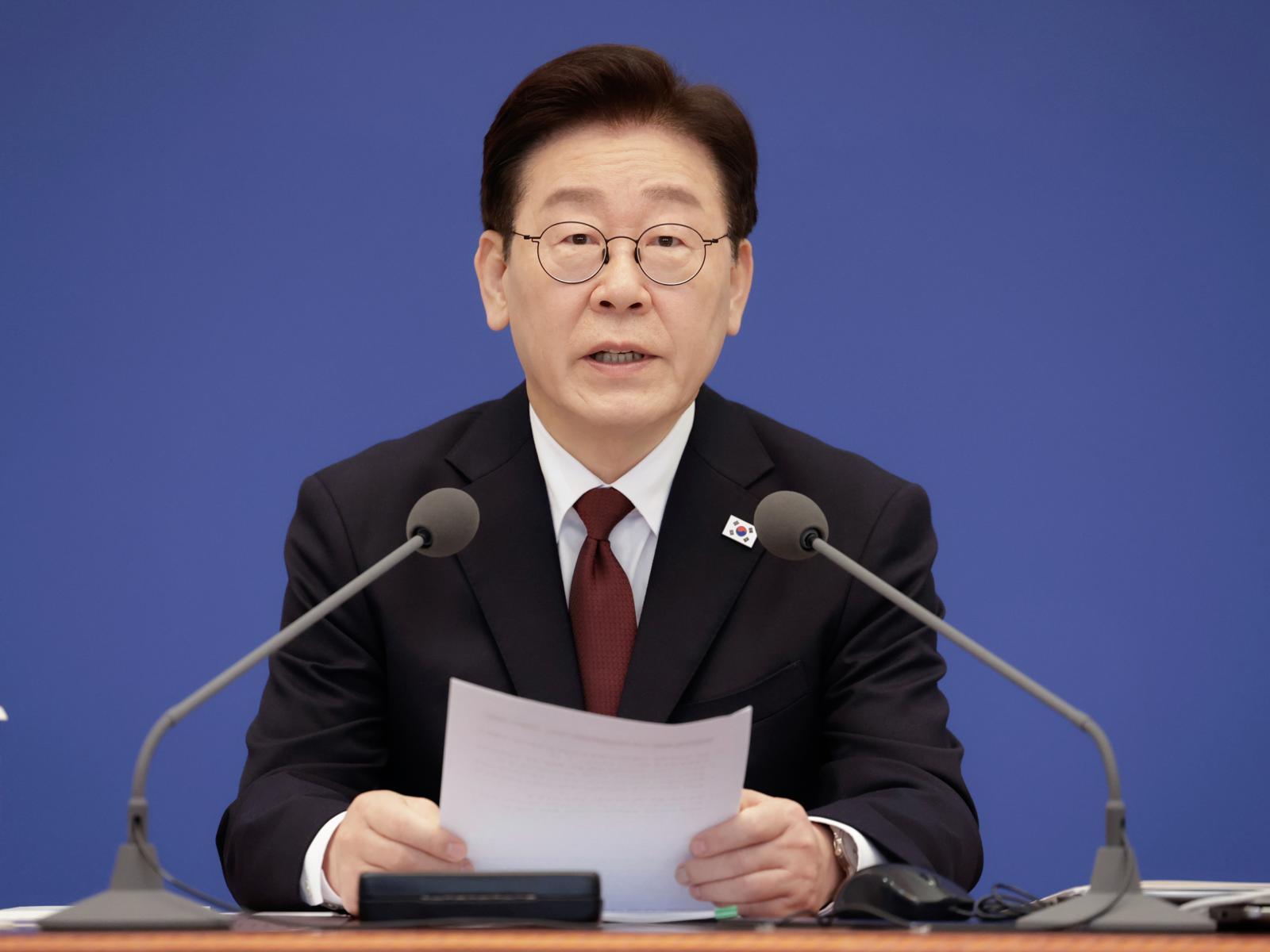 [속보]李 “전기요금 안올려…적자 늘어날 수 있으니 절약 당부”