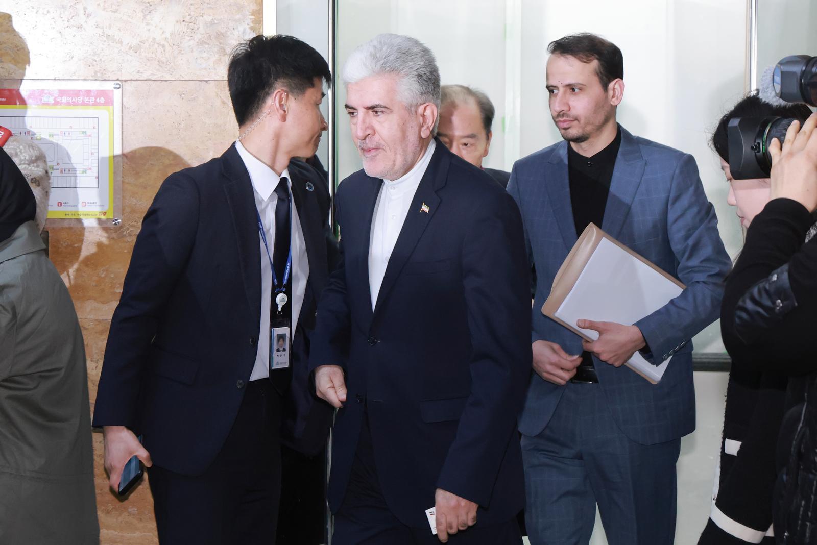 주한 이란대사 “美와 거래하는 한국 선박, 호르무즈 통과 어려워”