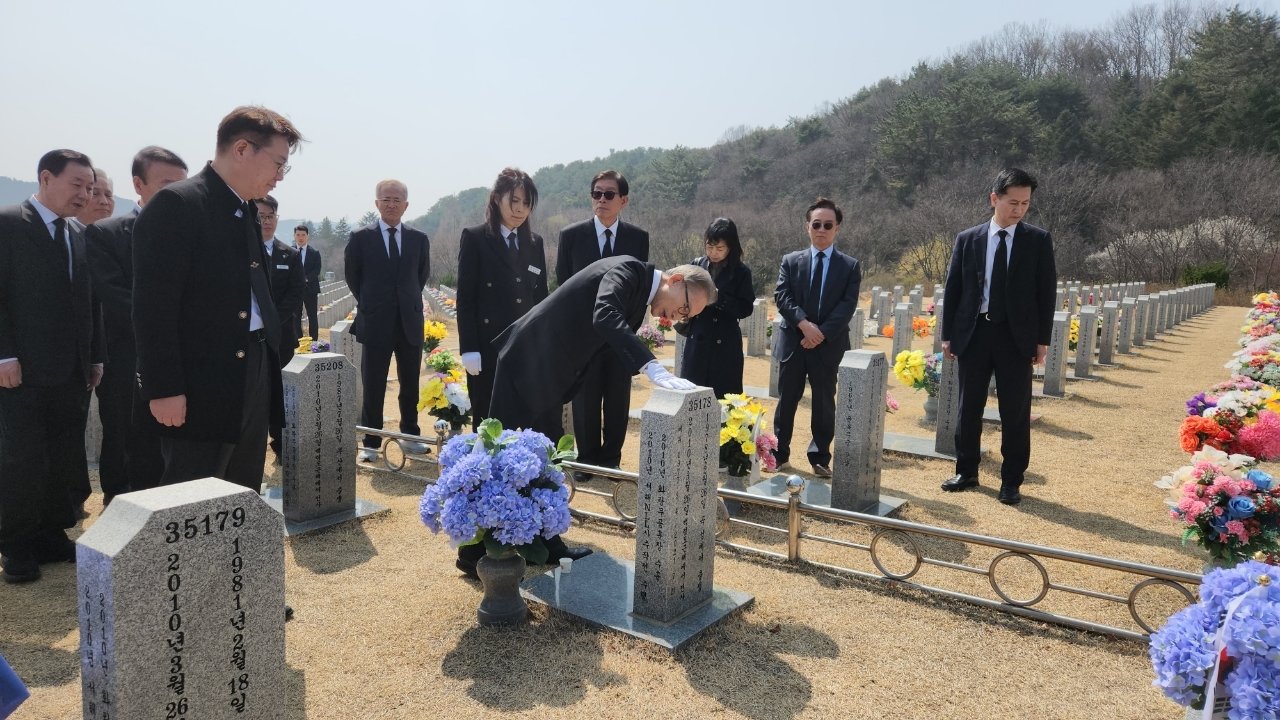 이명박 전 대통령은 26일 천안함 피격 사건 16주기를 맞아 국립대전현충원을 찾아 천안함 46용사 묘역을 참배했다. 이 전 대통령 측 제공