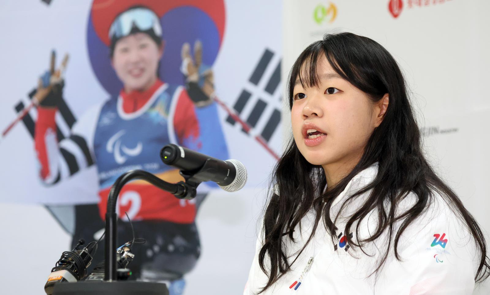한국 겨울패럴림픽 첫 2관왕에 오른 ‘스마일리’ 김윤지가 26일 서울 송파구 올림픽회관에서 열린 2026 밀라노-코르티나 대회 한국 선수단 최우수선수(MVP) 기자회견을 하고 있다. 최근 포상금 5억 원을 받은 김윤지는 “생각했던 것보다 큰 금액이라서 어떻게 사용할지는 고민 중”이라며 “이 돈을 의미 있는 데 쓰고 싶다”고 했다. 뉴스1