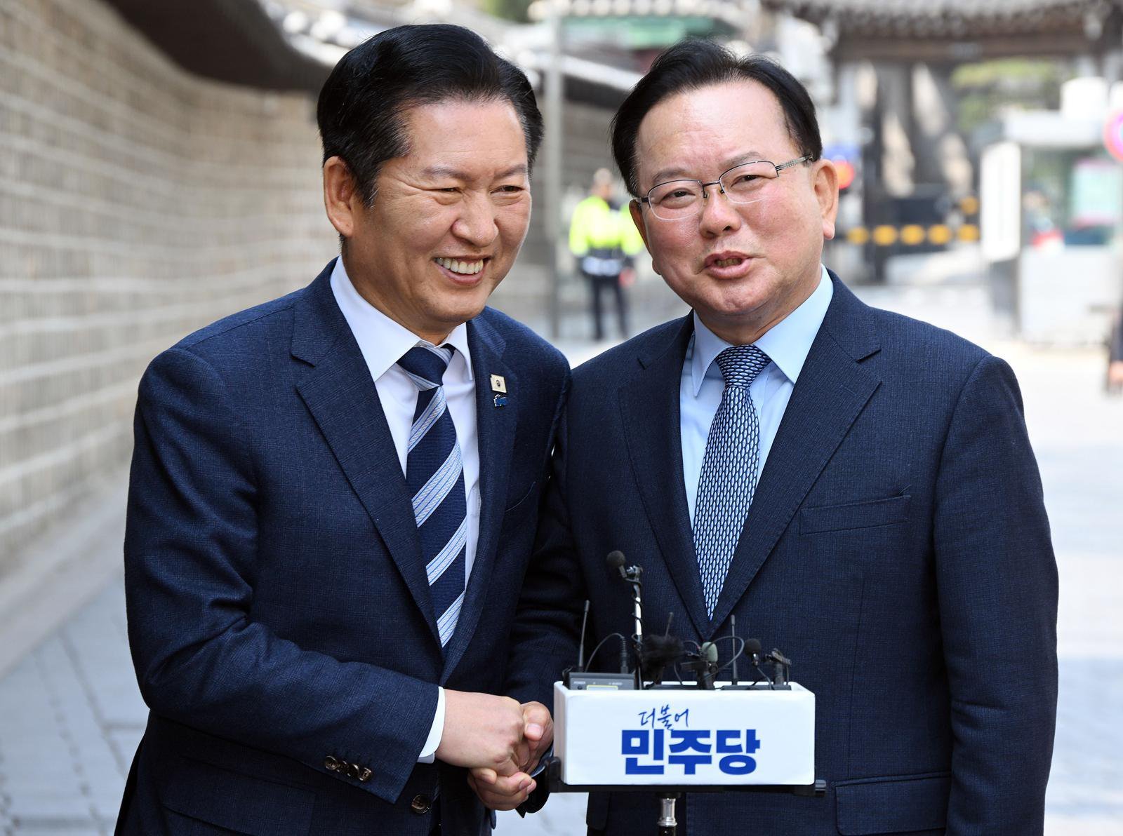 정청래 더불어민주당 대표와 김부겸 전 국무총리가 26일 서울 중구의 한 식당에서 회동을 마치고 취재진 질문에 답변하고 있다. 뉴스1