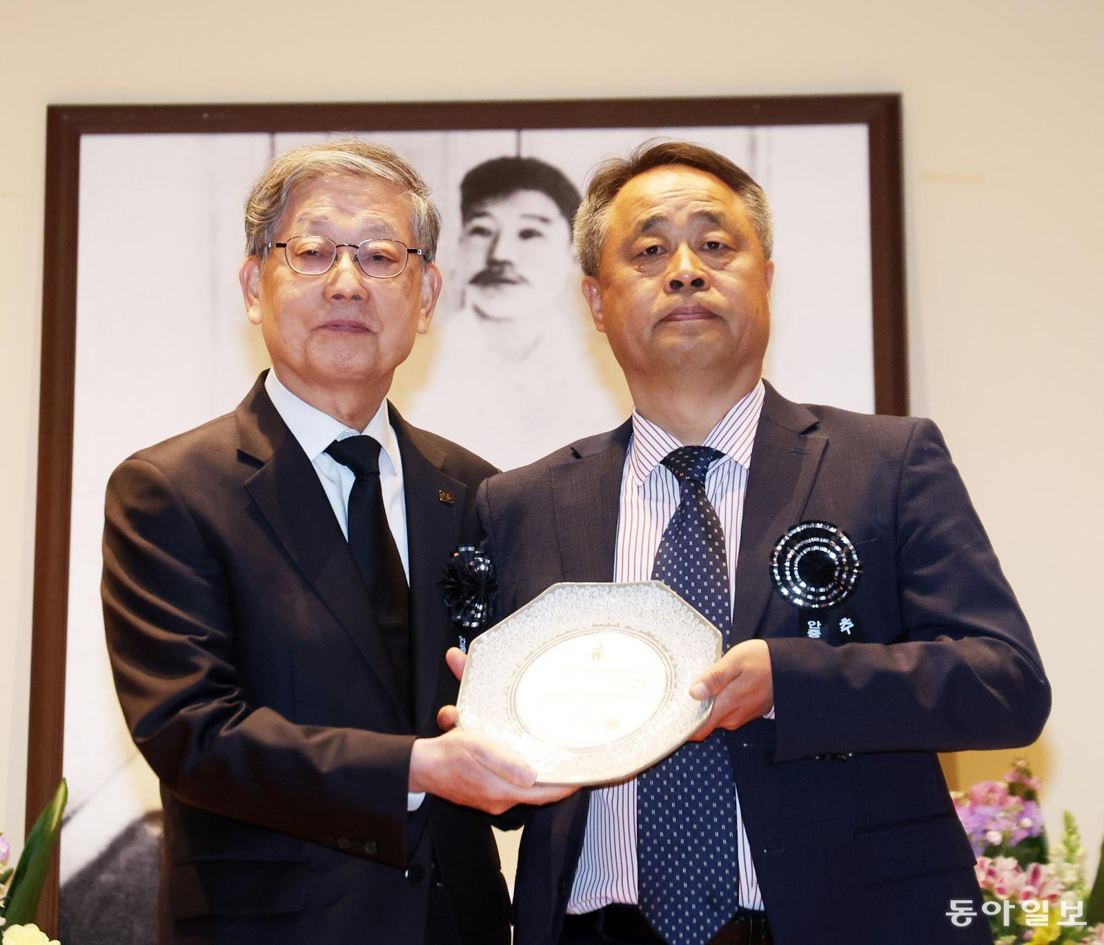 김황식 안중근의사숭모회 이사장(왼쪽)이 제6회 안중근동양평화상 수상자인 김월배 하얼빈 이공대 교수와 상패를 들고 기념사진을 찍고 있습니다. 김교수는 2019년 ‘사건과 인물로 본 임시정부 100년’을 발간한 공로 등을 인정받아 수상했습니다.
