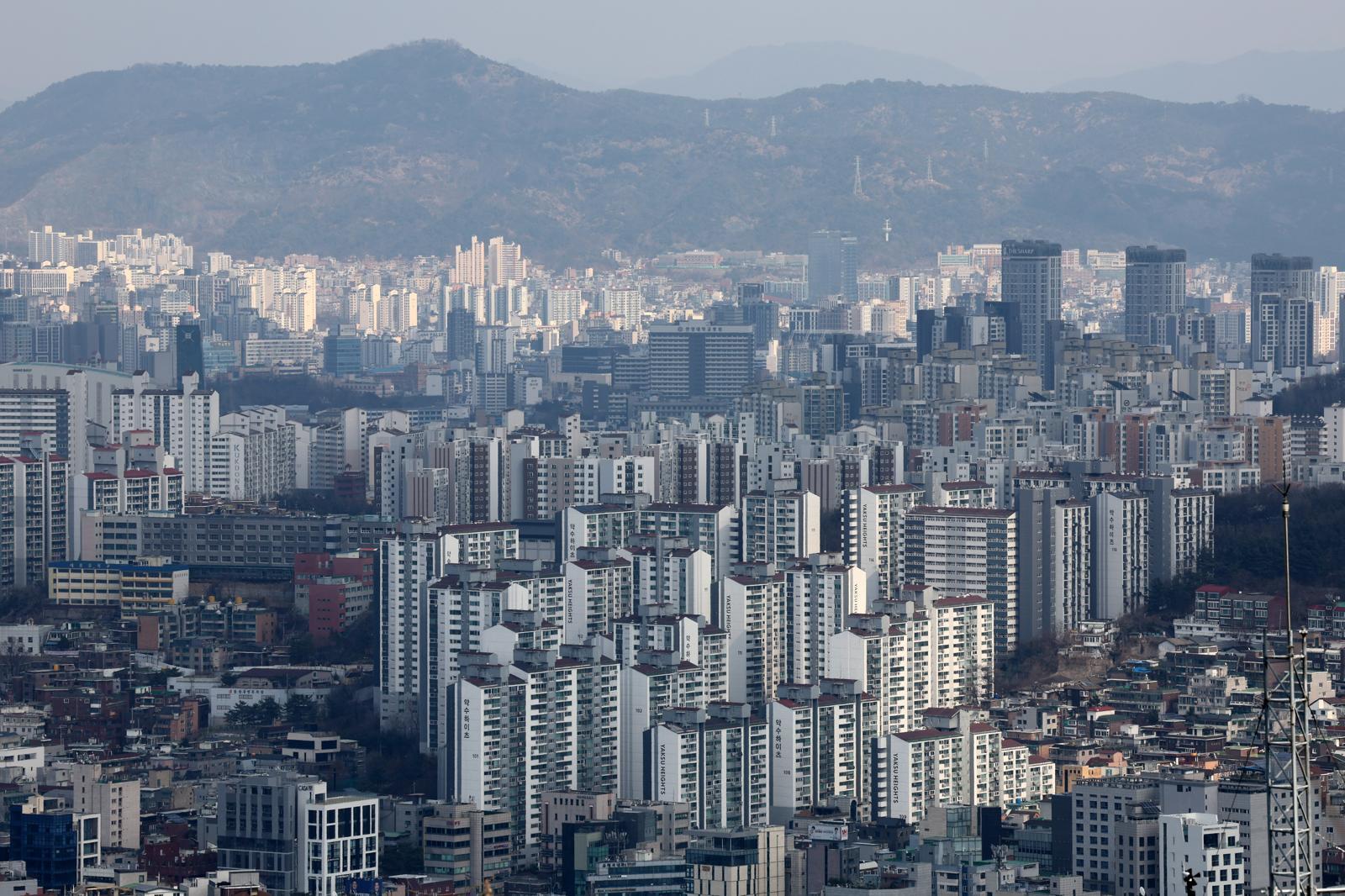 강남3구 등 아파트값 더 떨어져…노원 등 외곽서 상승폭 확대