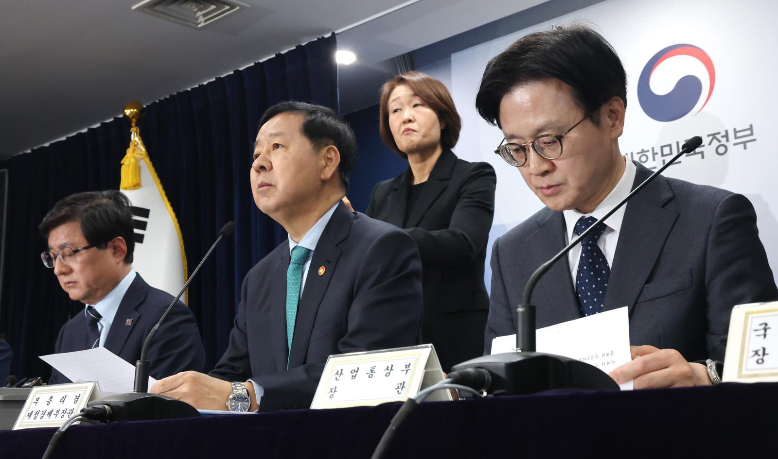 구윤철 부총리 겸 재정경제부 장관이 26일 서울 종로구 정부서울청사에서 중동 전쟁에 따른 비상경제 대응방안을 발표하고 있다.  왼쪽부터 김성환 기후에너지환경부 장관, 구 부총리, 김정관 산업통상부 장관. 2026.3.26 뉴스1